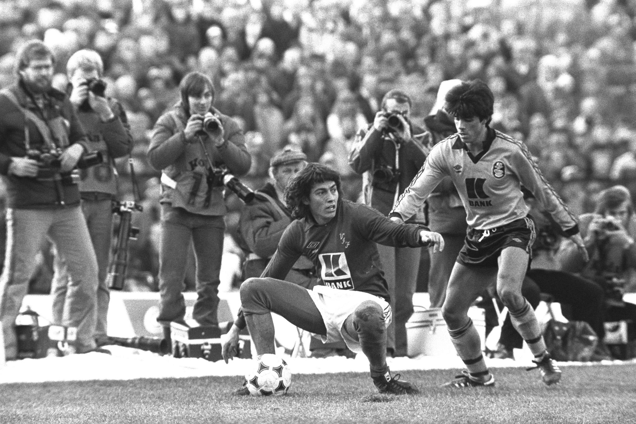 LEGENDARISK: Erik Foss (t.v.) i stillongs i cupfinalen i 1980 mot Erik Solér og Lillestrøm. Kampen endte med 4–1-seier til Vålerenga.