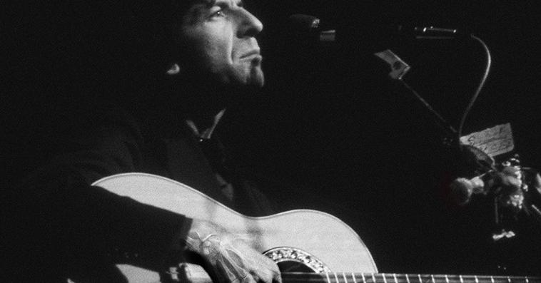 Kunstner og fotograf Morten Haug tok dette bildet av Leonard Cohen på Chateau Neuf i 1976, artistens første konsert i Norge. På grunn av en bombetrussel måtte Cohen forlate scenen. Jan Eggum varmet opp.