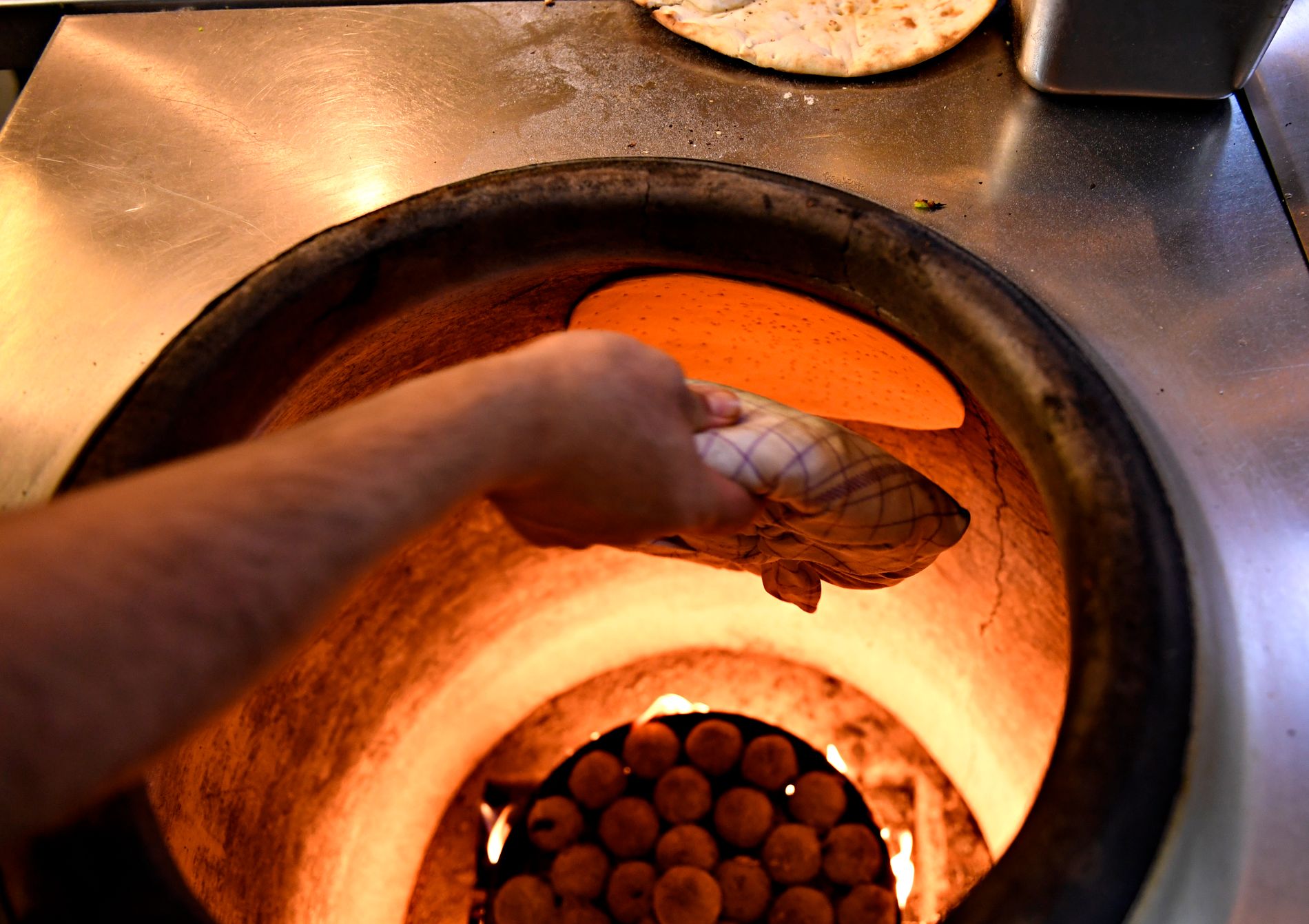 Naanbrød lages på tradisjonell måte. 