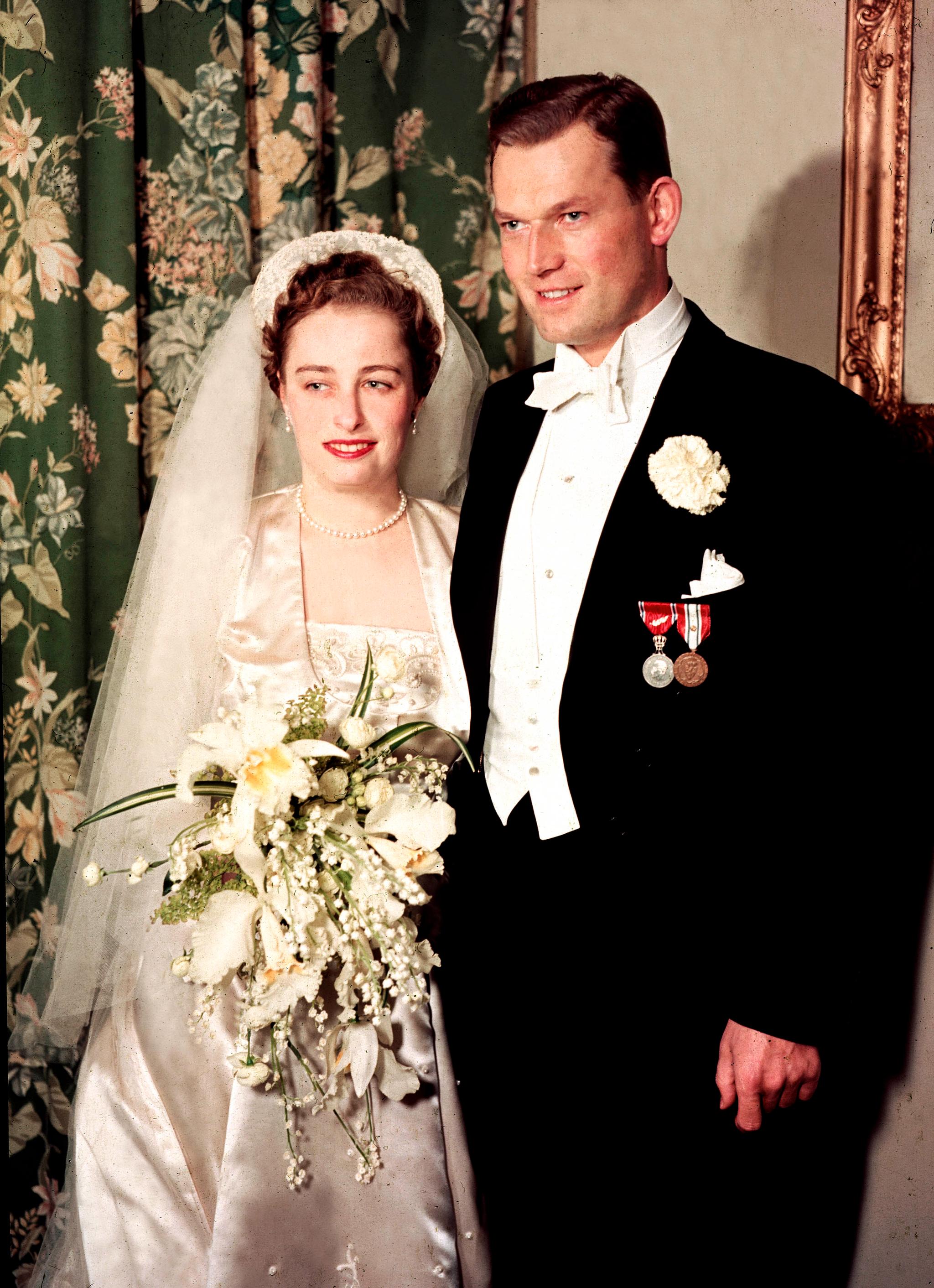 Erling Lorentzen og prinsesse Ragnhild, kong Olav Vs eldste datter, giftet seg i 1953. Prinsesse Ragnhild, fru Lorentzen døde i 2012.