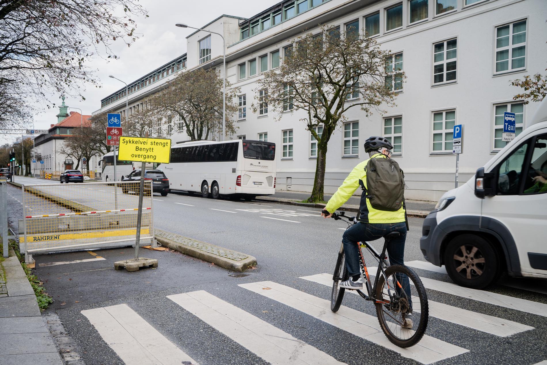 – Sykkelveier blir som regel avsluttet slik sykkelveien er avsluttet i dette tilfellet, med skilt som viser omkjøring, sier teknisk saksbehandler i Statens vegvesen, Olav B. Aga