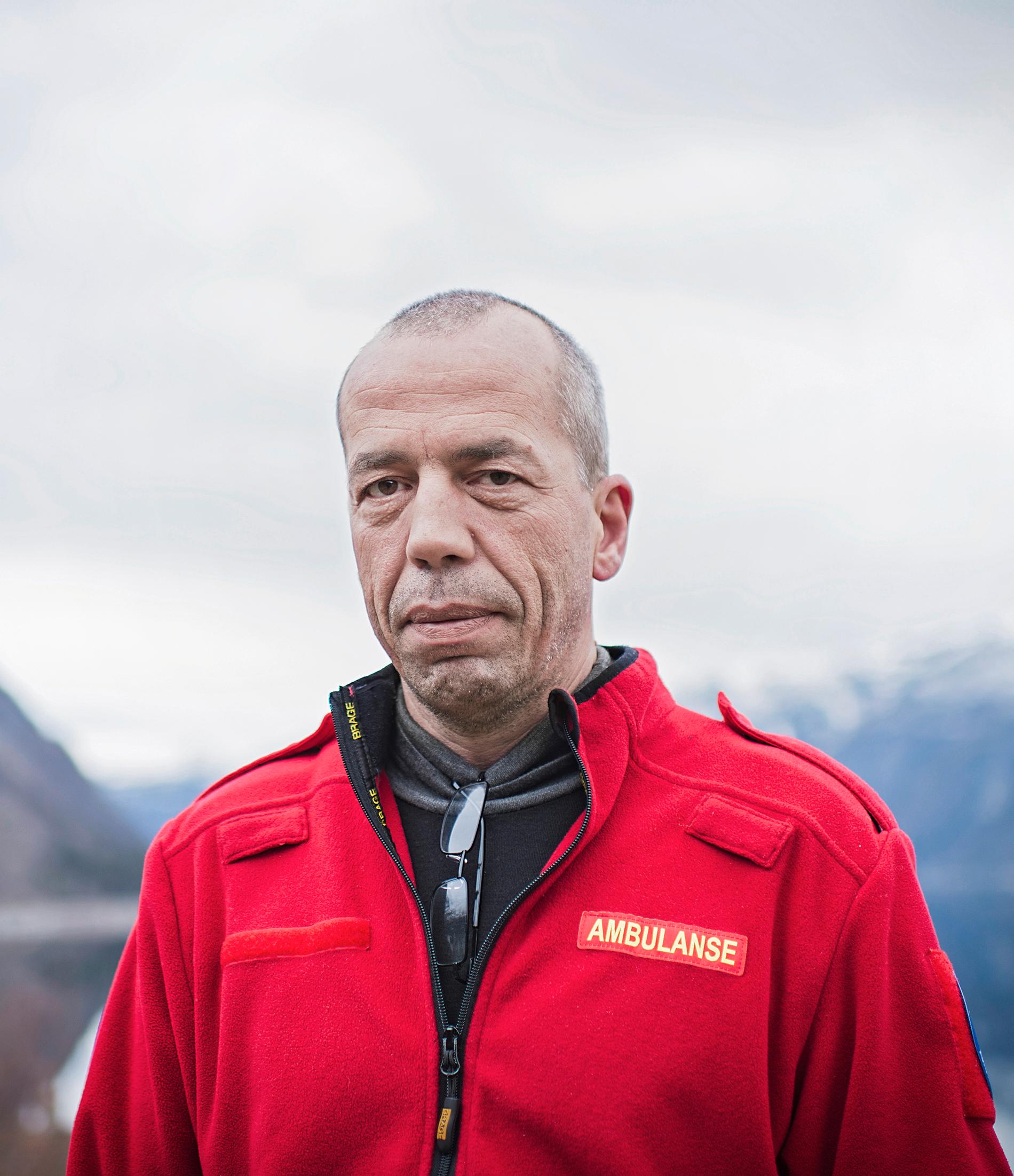Operativ leder i Hordaland Røde Kors Hjelpekorps, Eilev Nysveen, har reddet mange folk i fjellet og ber folk sjekke ut fjellvettreglene. - De er der for å hjelpe deg, sier han.