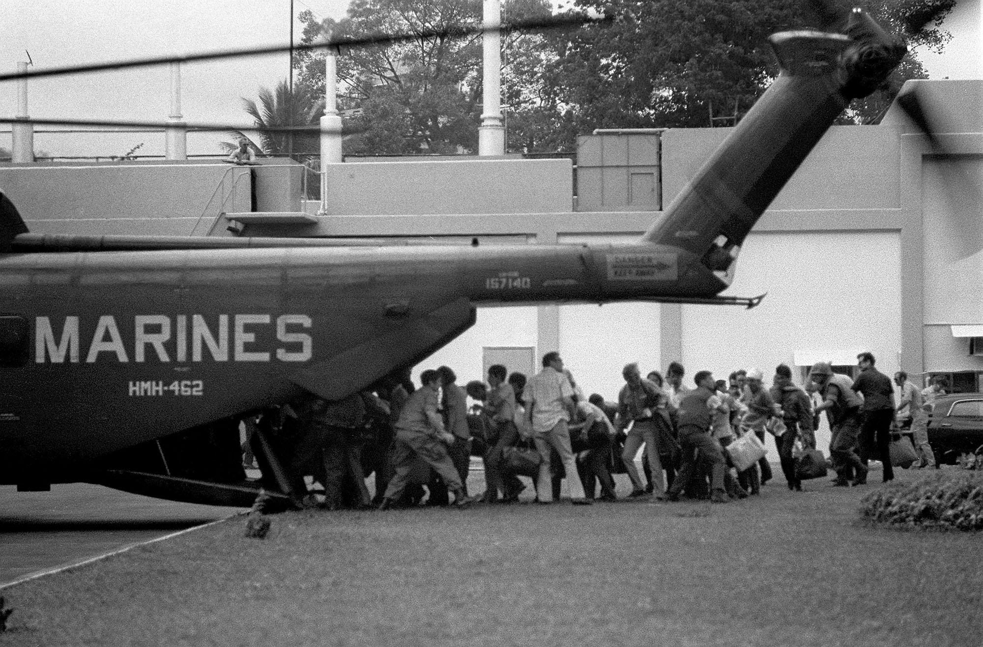 Amerikanske soldater og sivilt ansatte ved ambassaden haster om bord i et av marinens helikoptre. 