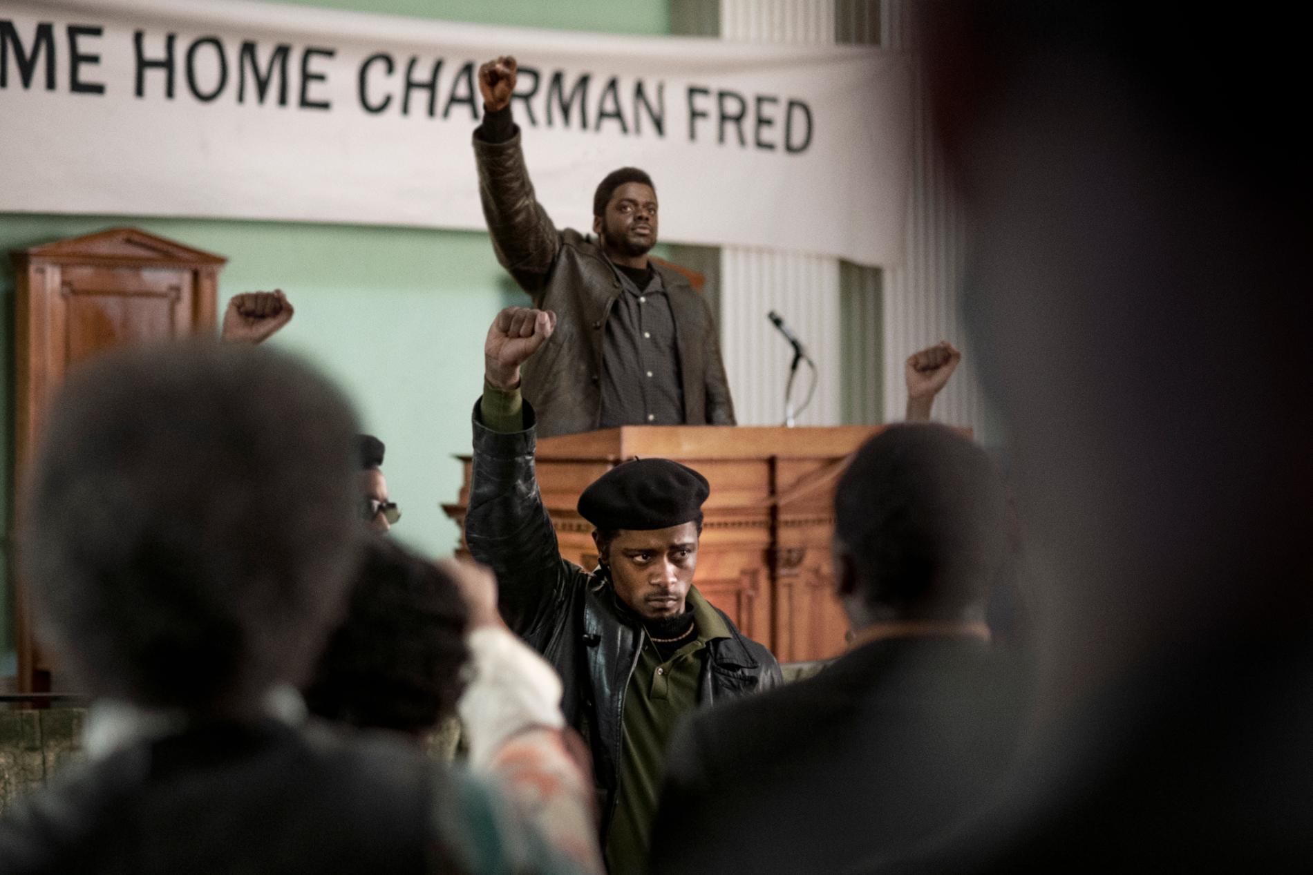 Daniel Kaluuya (bakerst) i rollen som Black Panther-lederen Fred Hampton, er allerede nominert til en Golden Globe for innsatsen i «Judas and the Black Messiah», som gikk ut på kinoene samtidig som på strømmetjenesten HBO Max. 