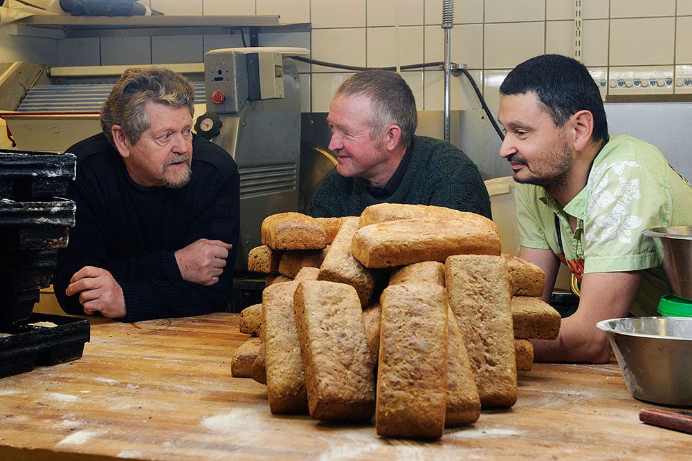 Daglig leder i Jakobs brød, Jakob Jørgen Silas Philipsen til høyre. Bildet ble tatt i 2010 da bakeriet begynte med et nytt økologisk produkt, laget av korn som ble dyrket på Ullandhaug økologiske gård.  F.v. Helge Sægrov og Bjarne Kvist Hansen.