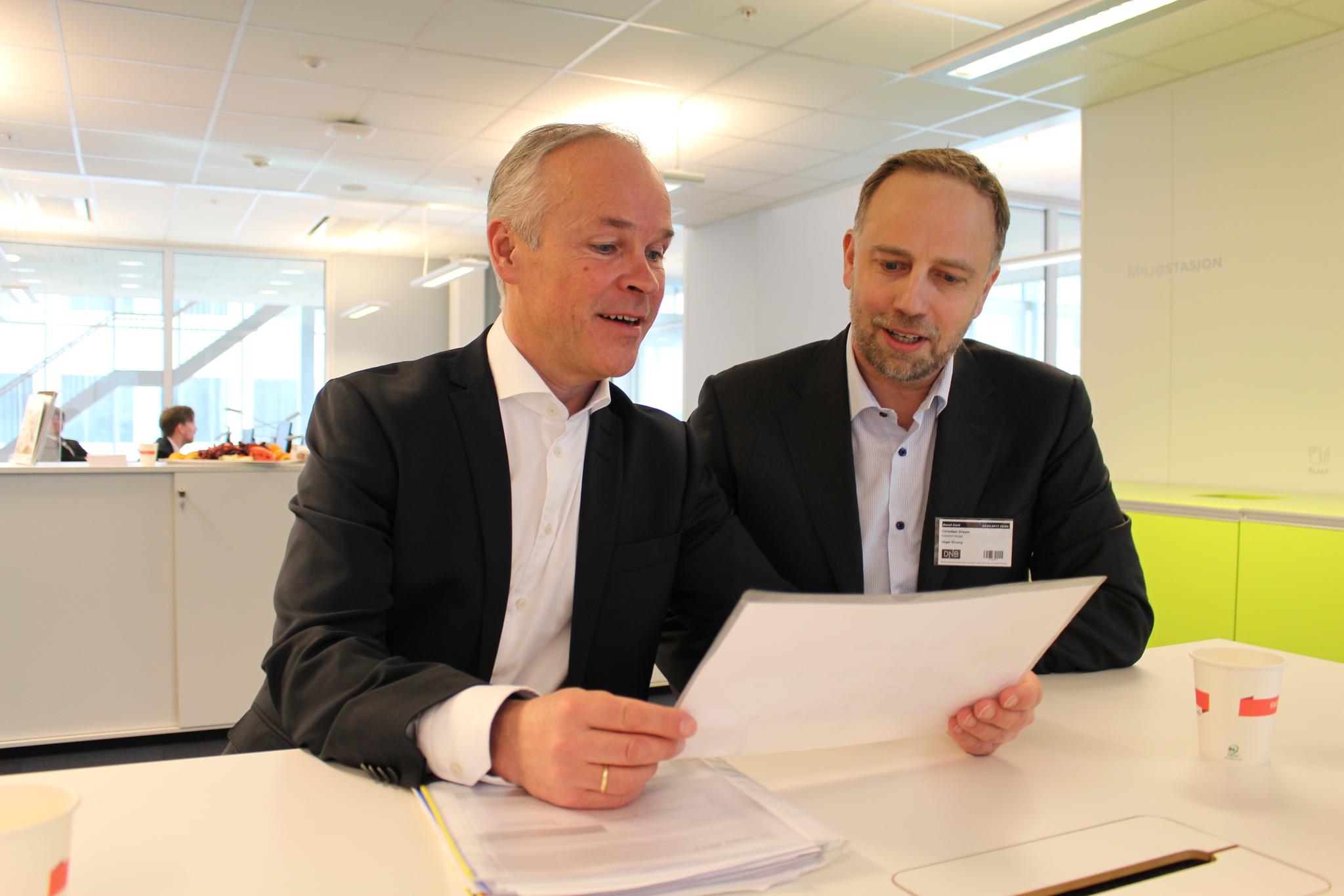 BOLIGSALG: Jan Tore Sanner (H) og Christian Dreyer i Eiendom Norge. 