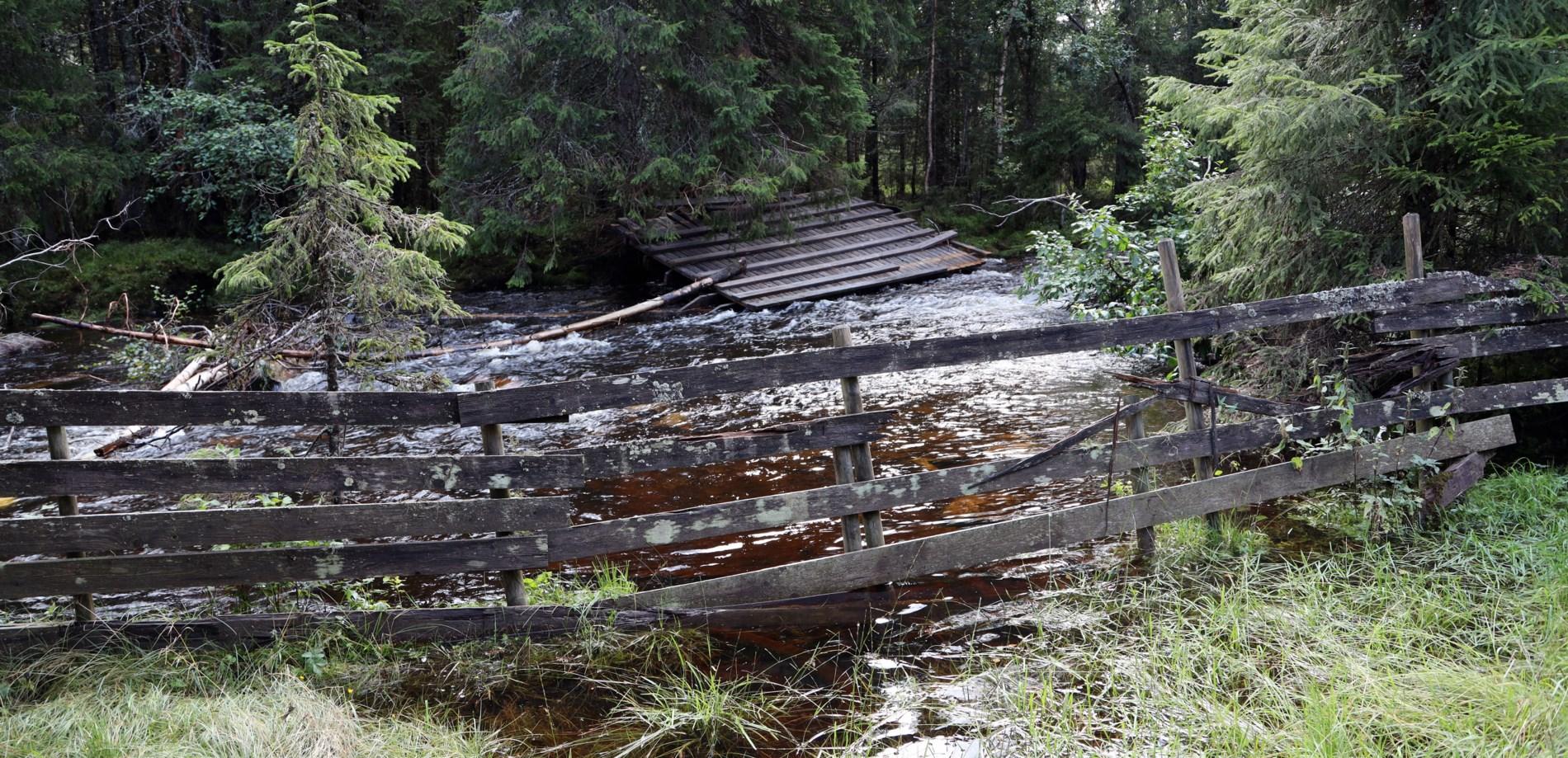 Denne broen er ødelagt og ligger nå flere hundre meter fra der den lå ved Brovoll i Romeriksåsene.