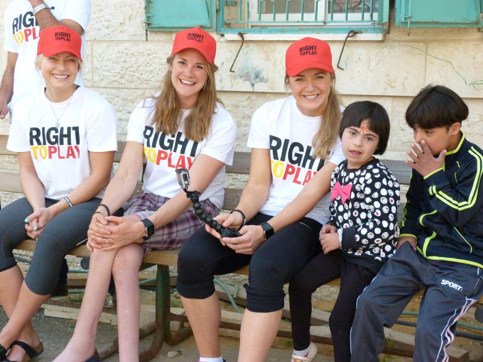 Fint møte unger i Palestina, som fikk et godt tilbud gjennom Right To Play. F.v.: Ragnhild Mowinckel, Birgit Skarstein og Ida Njåtun. 