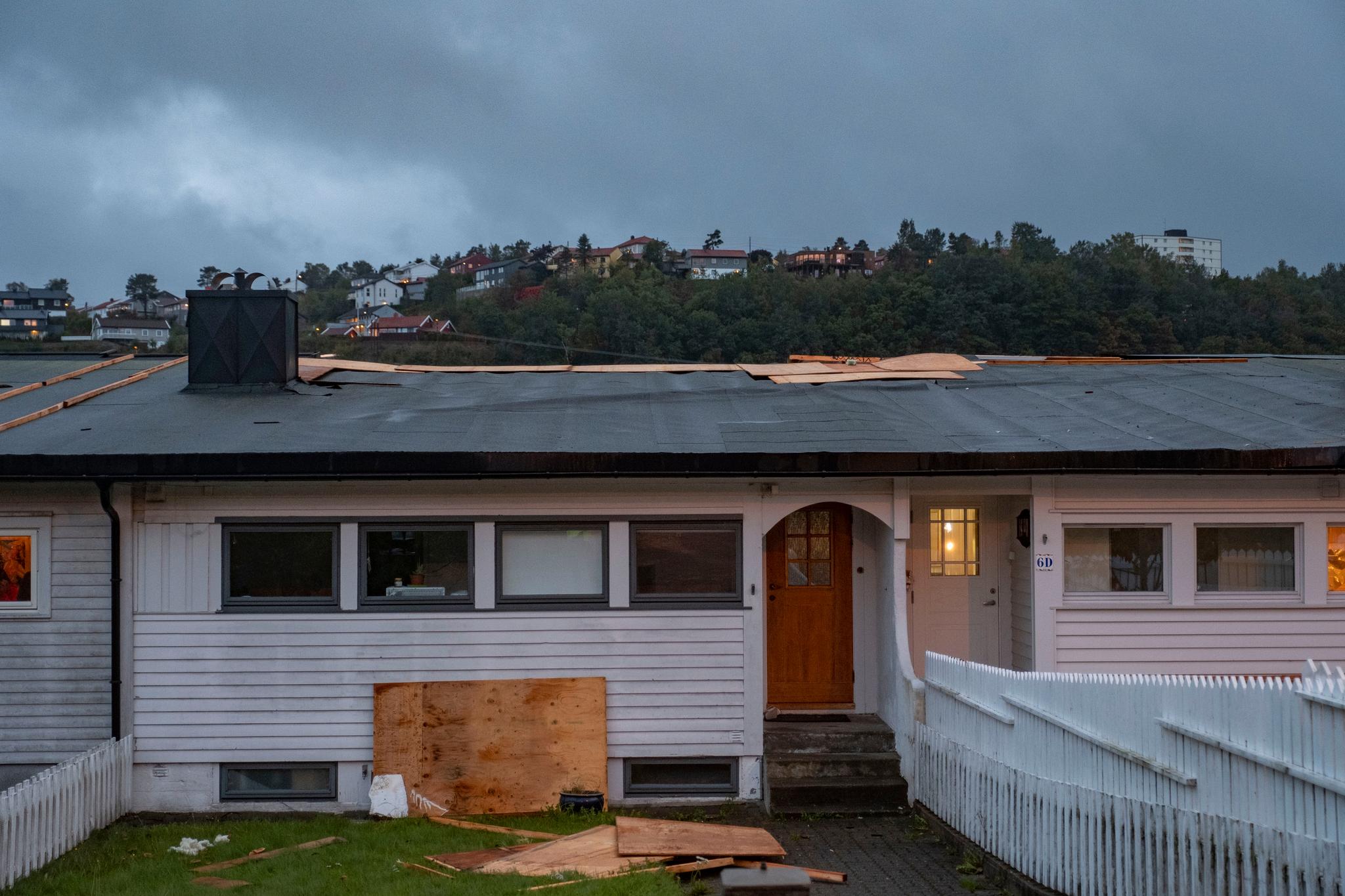 På Hellemyr i Kristiansand blåste vinden av deler av et hustak på et rekkehus.
