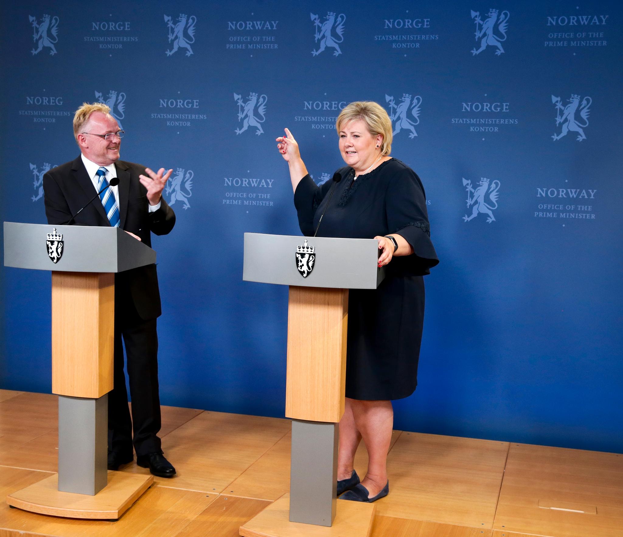 – Per har selv bedt om å få gå av, og jeg mener det er en riktig beslutning, sa statsminister Erna Solberg (H) sammen med avgått statsråd Per Sandberg mandag ettermiddag.