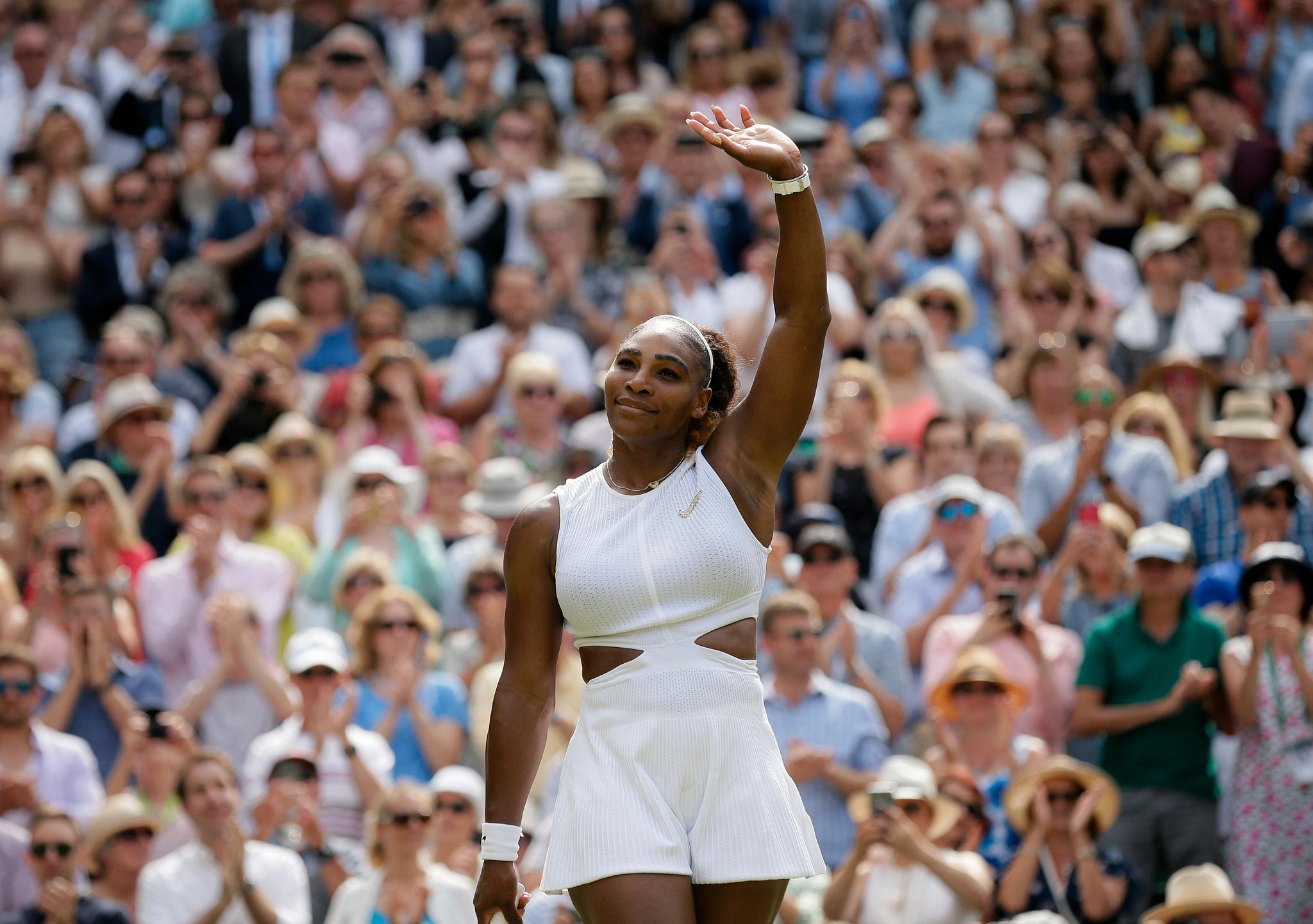 Serena Williams vinker til publikum etter å ha slått Barbora Strýcová og tatt seg til sin 11. Wimbledon-finale. Lørdag kan hun tangere Margaret Courts rekord på 24 Grand Slam-titler i single.