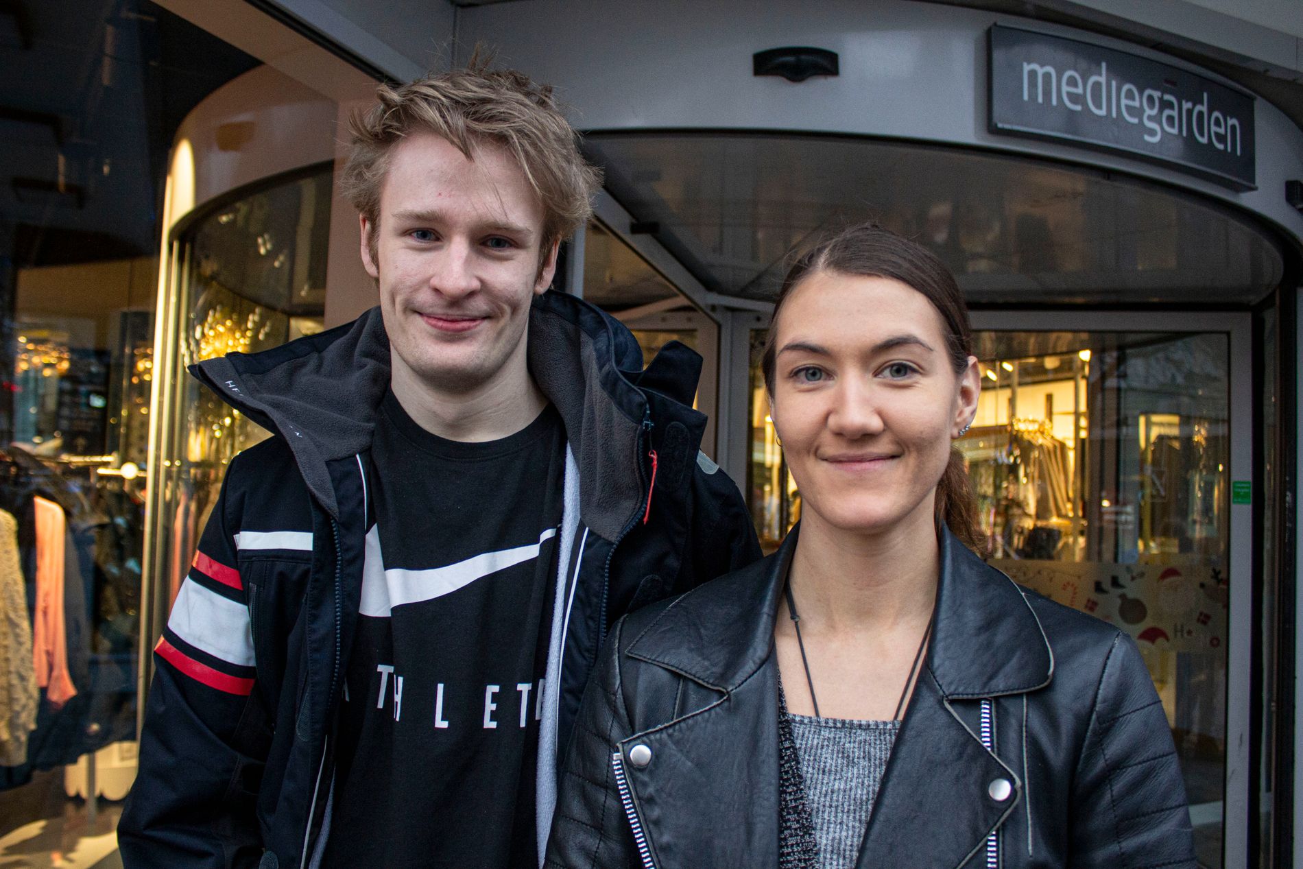 Marte Haga (30) og Henrik Kjønstad (21) sier at de ofte er litt sent ute med julegaver og ikke har kommet på å kjøpe brukt.