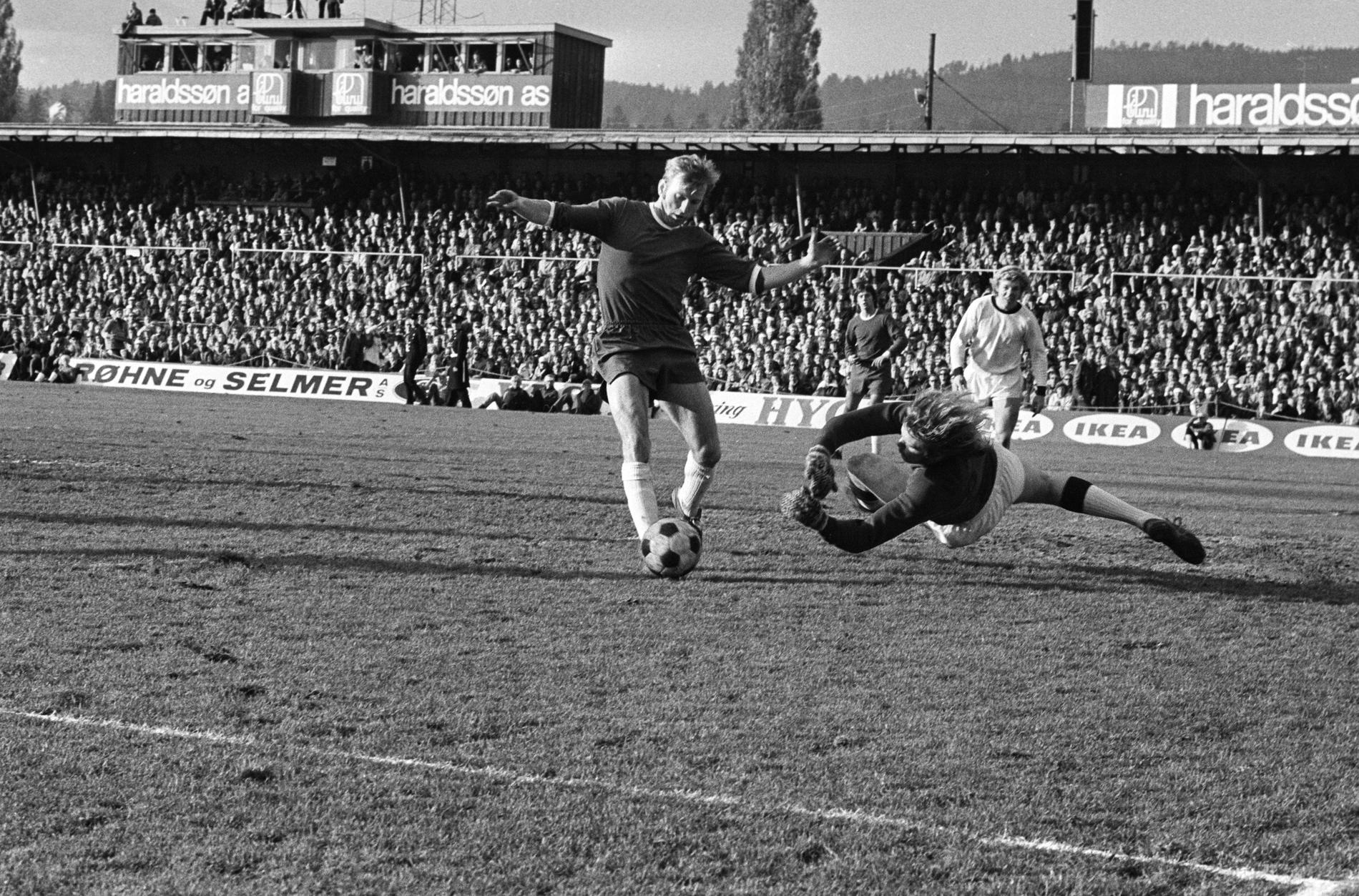 UREDD: Her kaster Geir Karlsen seg foran Kai Nilsen og avverger en stor sjanse for Fredrikstad under cupfinalen i 1971, som Rosenborg til slutt vant 4-1.