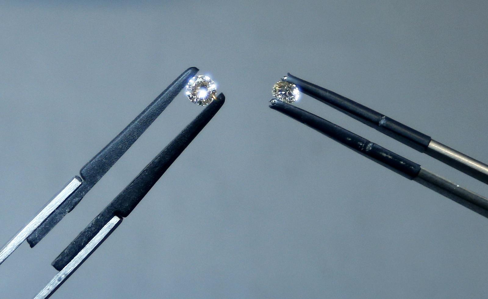 Fasit: Diamanten til venstre er ekte, altså naturskapt, mens den til høyre er syntetisk. Det er ikke mulig å avgjøre det ved bare å se på dem. 