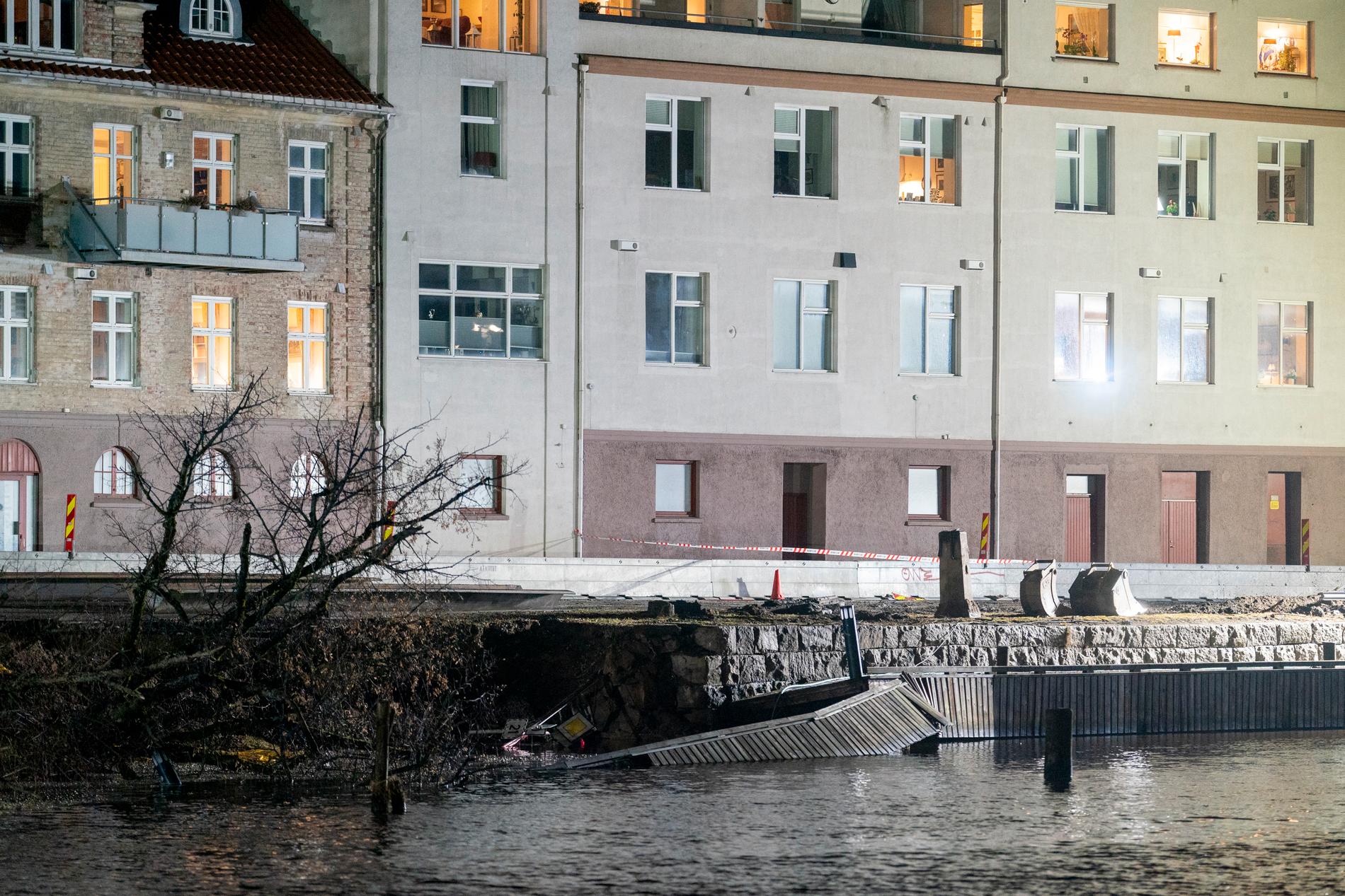 Det har sent torsdag kveld gått et jordras ved havnepromenaden i Halden. 50 til 70 meter av promenaden skal ha sklidd ut i elva. 