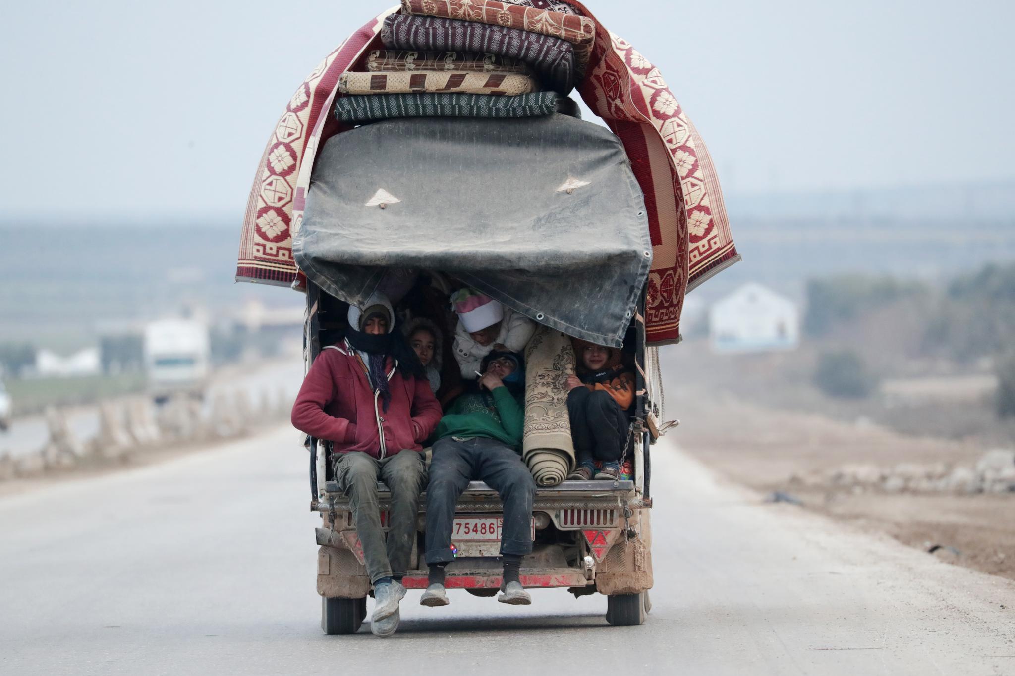 Internt fordrevne fra Idlib fra Idlib flykter med sine eiendeler i Azaz. 