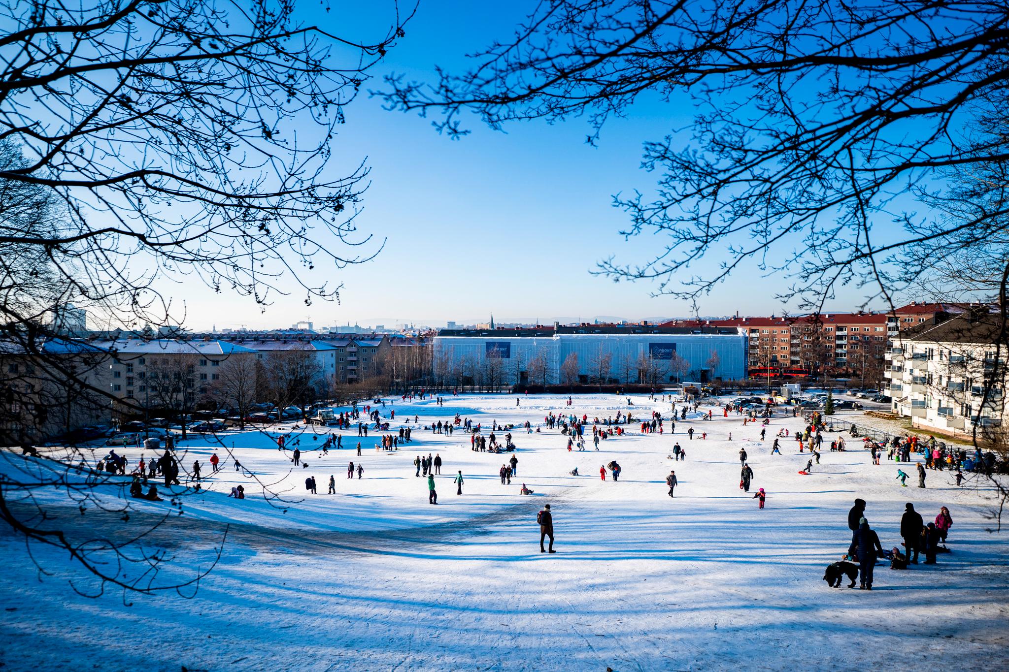 Det blir ingen ytterligere lettelser for Oslo-folk neste uke. Blant annet videreføres rødt nivå på videregående skoler i hovedstaden. Her fra Ola Narr ved Carl Berners plass sist helg. 