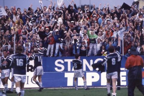 Vikings spillere og fans jubler etter 2-1-seieren mot Rosenborg i gullåret 1991.