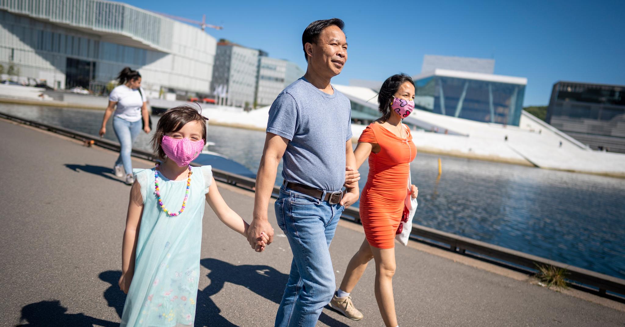 De finnes, men det er få som bruker munnbind i Norge. Khoa Van Nguyen hadde ikke på seg munnbind, men kjæresten Nina og datteren Sunny hadde hvert sitt rosa munnbind da de var på spasertur langs Havnepromenaden i Oslo i mai.