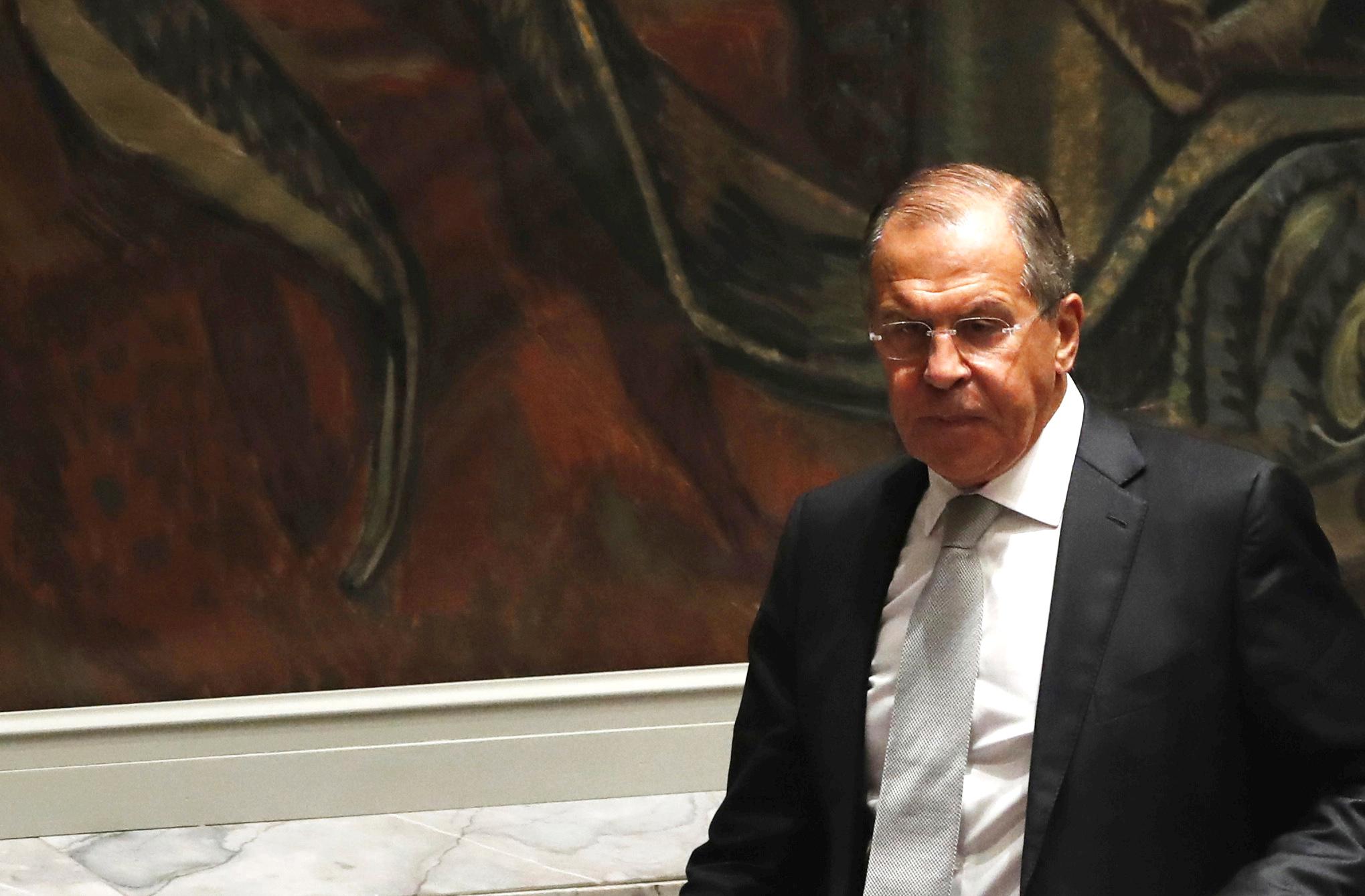 Russlands utenriksminister Sergej Lavrov forlater FN sikkerhetsråd etter et møte onsdag om Syria.