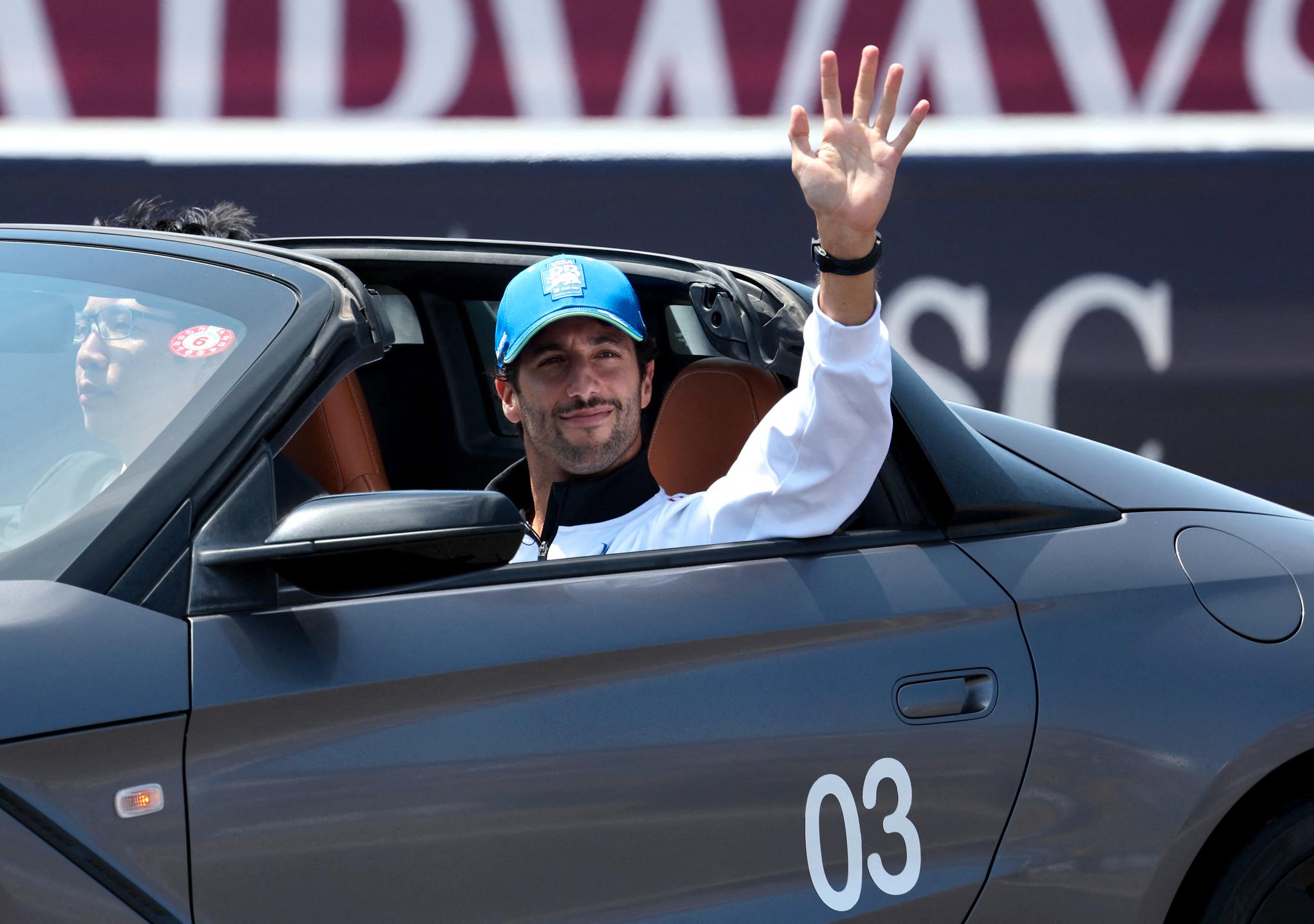 Daniel Ricciardo hilser til publikum foran Japan Grand Prix.