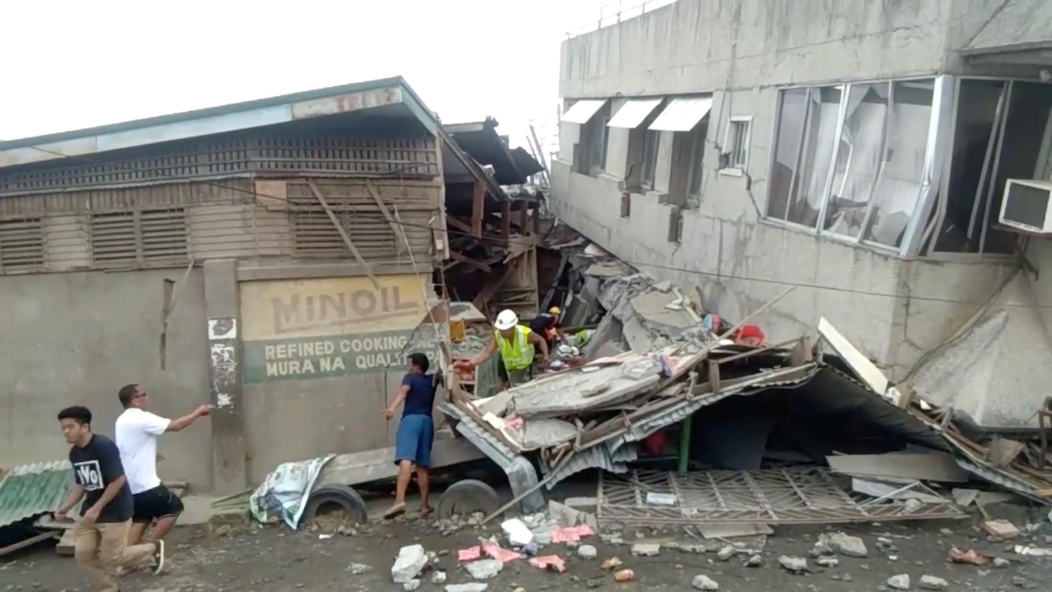 Letemannskaper søker etter overlevende i en bygning som har kollapset i Padada sør for byen Davao. 
