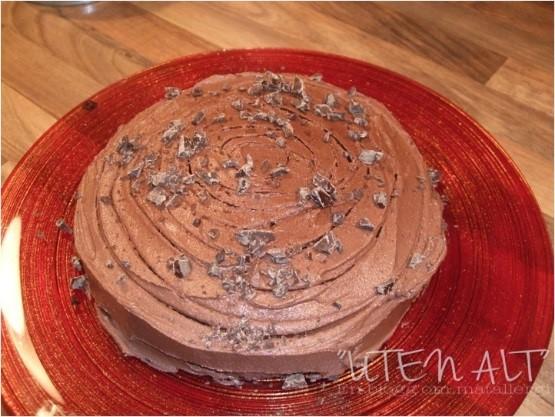 SJOKOLADEKAKE: Saftig sjokoladekake med deilig glasur på toppen, er et must i barnebursdager.