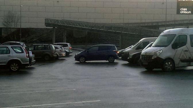 Det er visst populært å stå midt i mellom parkeringsplassene. _Det er visst populært å stå midt i mellom parkeringsplassene._