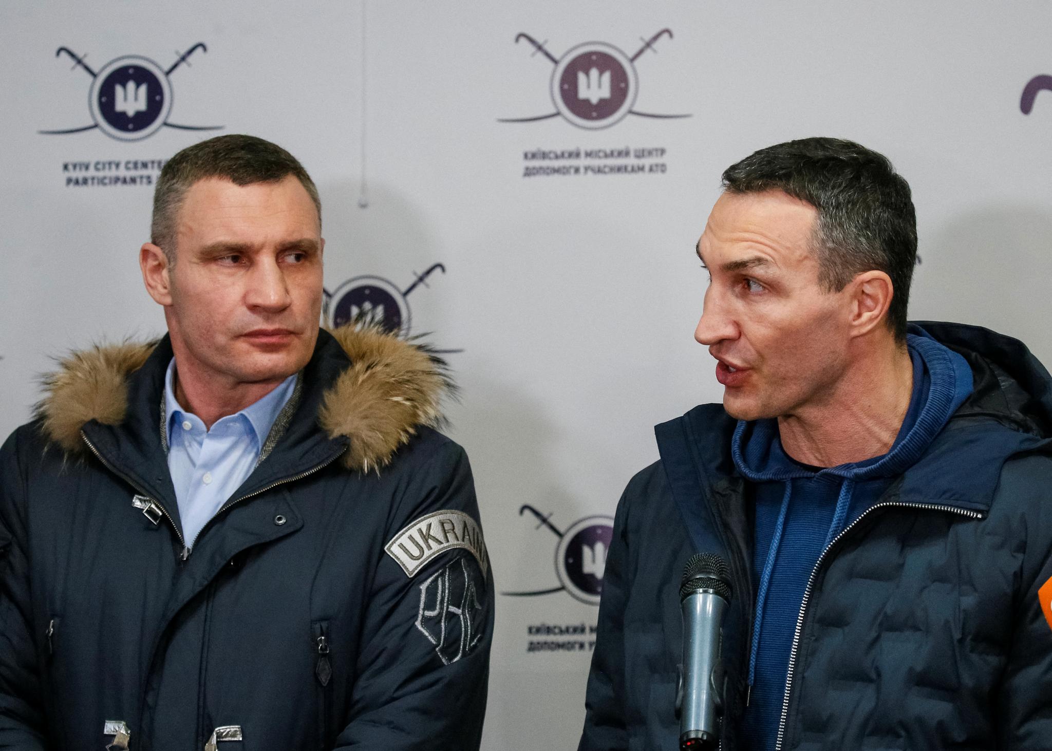 FORSVARER UKRAINA: Volodymyr (t.h.) og Vitalij Klitsjko fotografert på et rekrutteringssenter for det ukrainske forsvaret. 