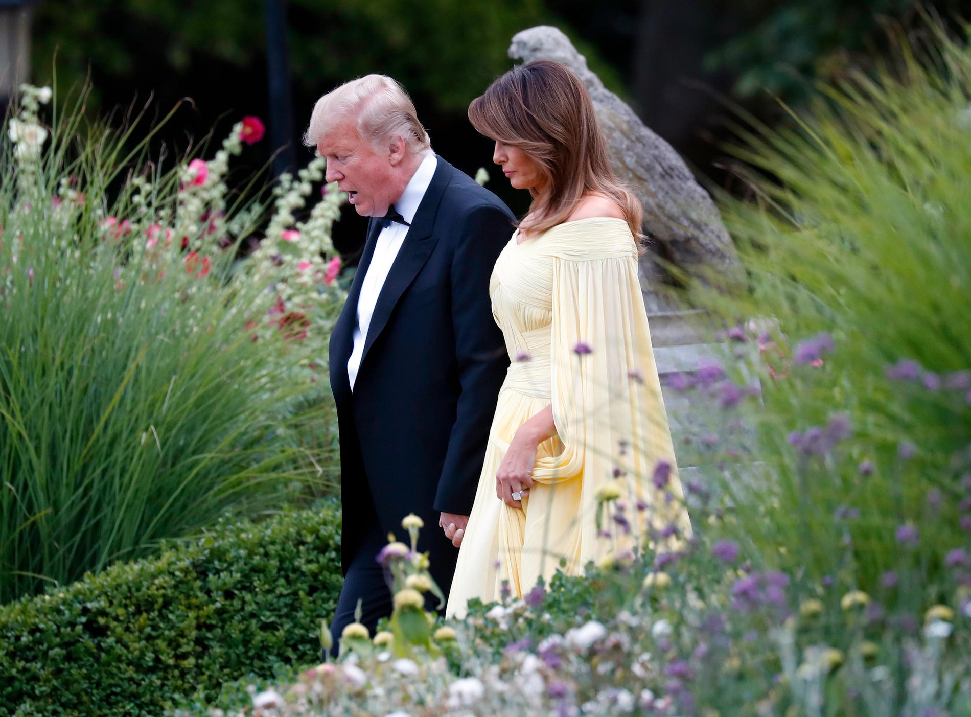 President Donald Trump og førstedame Melania Trump er innlosjert i Winfield House, den amerikanske ambassadørens residens i London. Derfra fløy de med helikopter til Blenheim Palace før de skulle tilbake til London for natten. Foto: AP / NTB scanpix