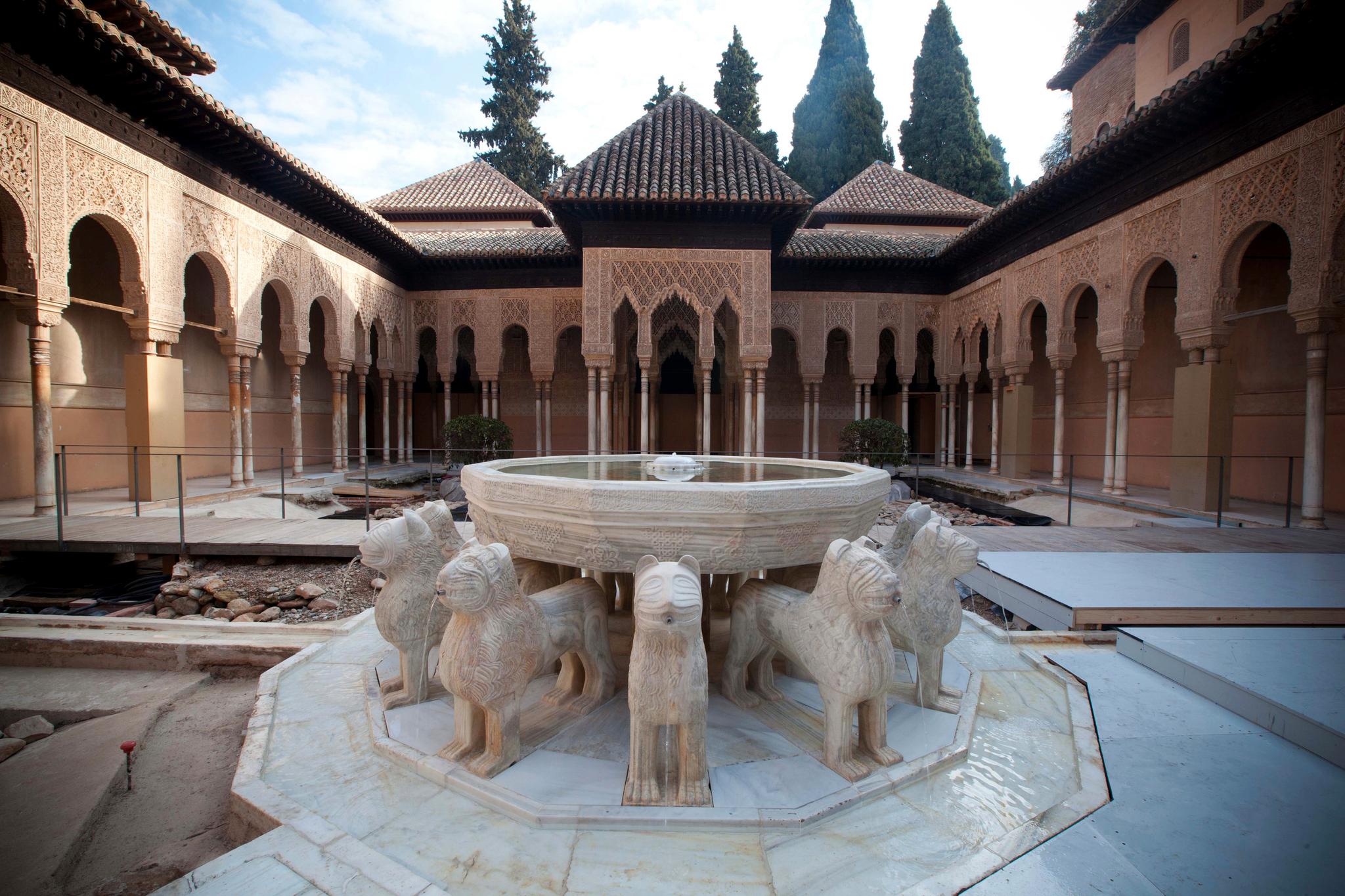 ALHAMBRA: Tyrkisk bad er romantisk og et av de fineste får du i Granada. Her ligger også palasset Alhambra, som er et må-se.