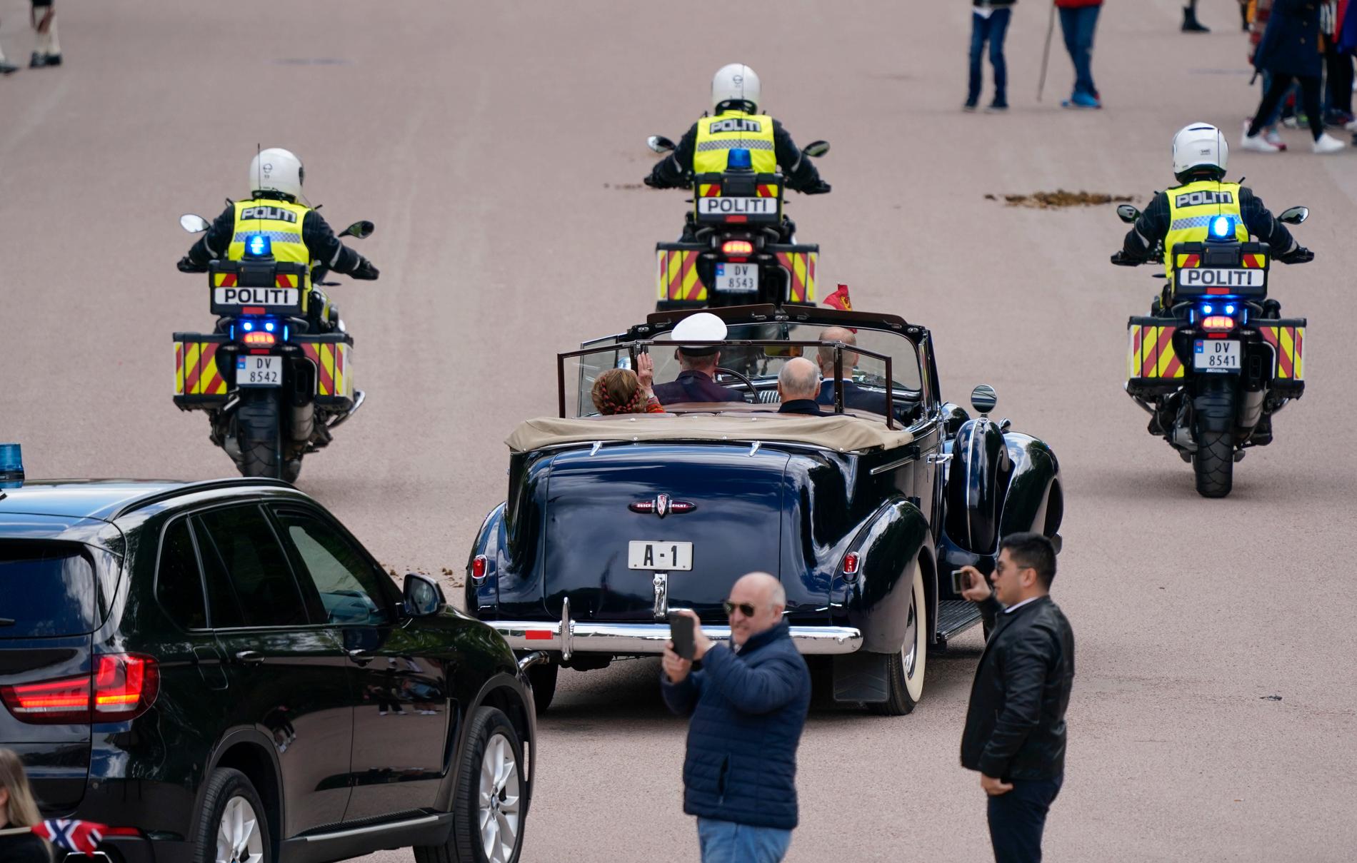 Kong Harald, dronning Sonja, kronprins Haakon og kronprinsesse Mette-Marit forlater Slottsplassen i bilene A1 og A5 under 17. mai-feiringen i fjor. Nasjonaldagen ble feiret på en ny og annerledes måte på grunn av koronapandemien. 