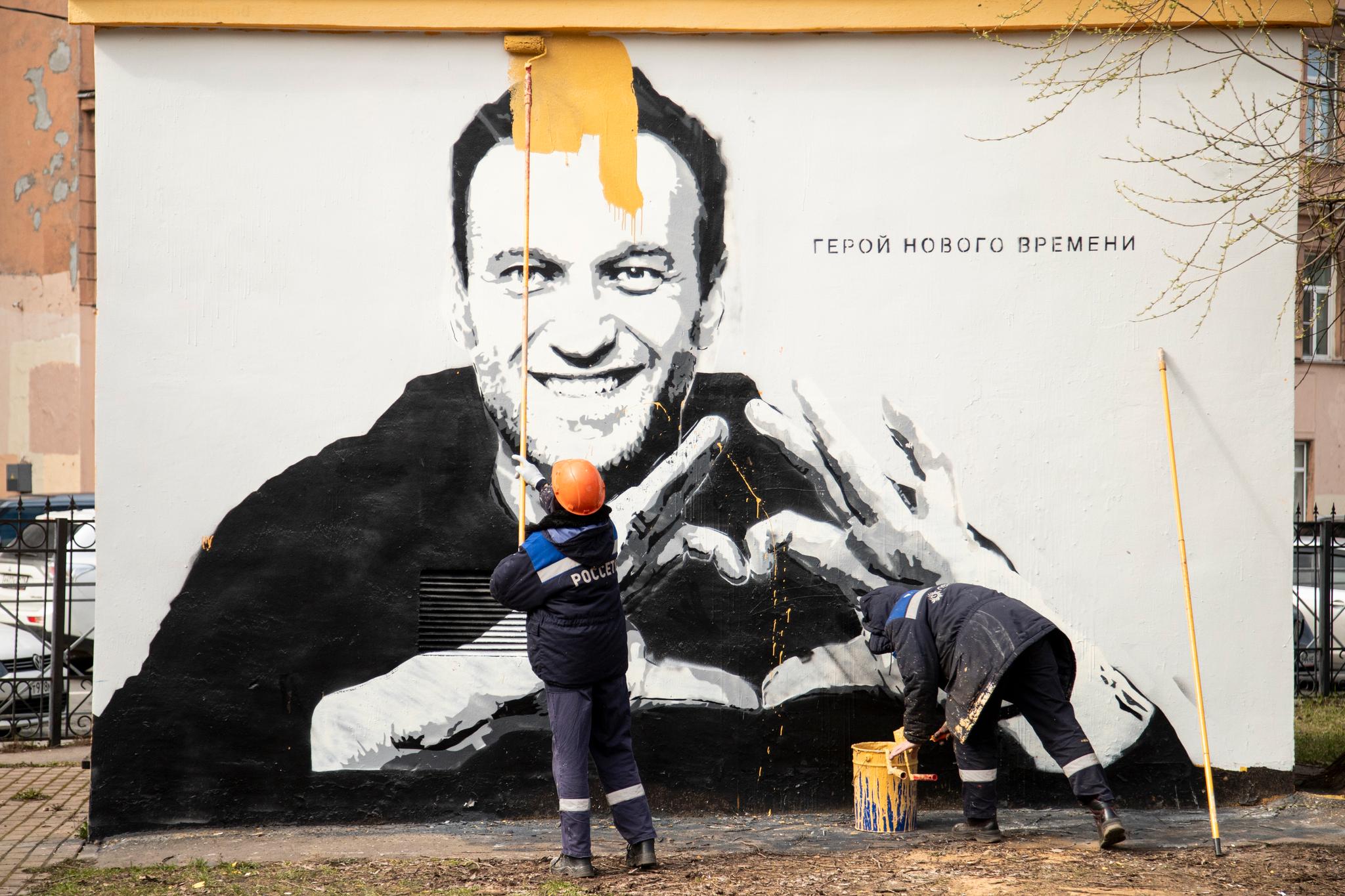 Et veggmaleri med portrett av Aleksej Navalnyj males over i St. Petersburg kort tid etter at det ble oppført. 