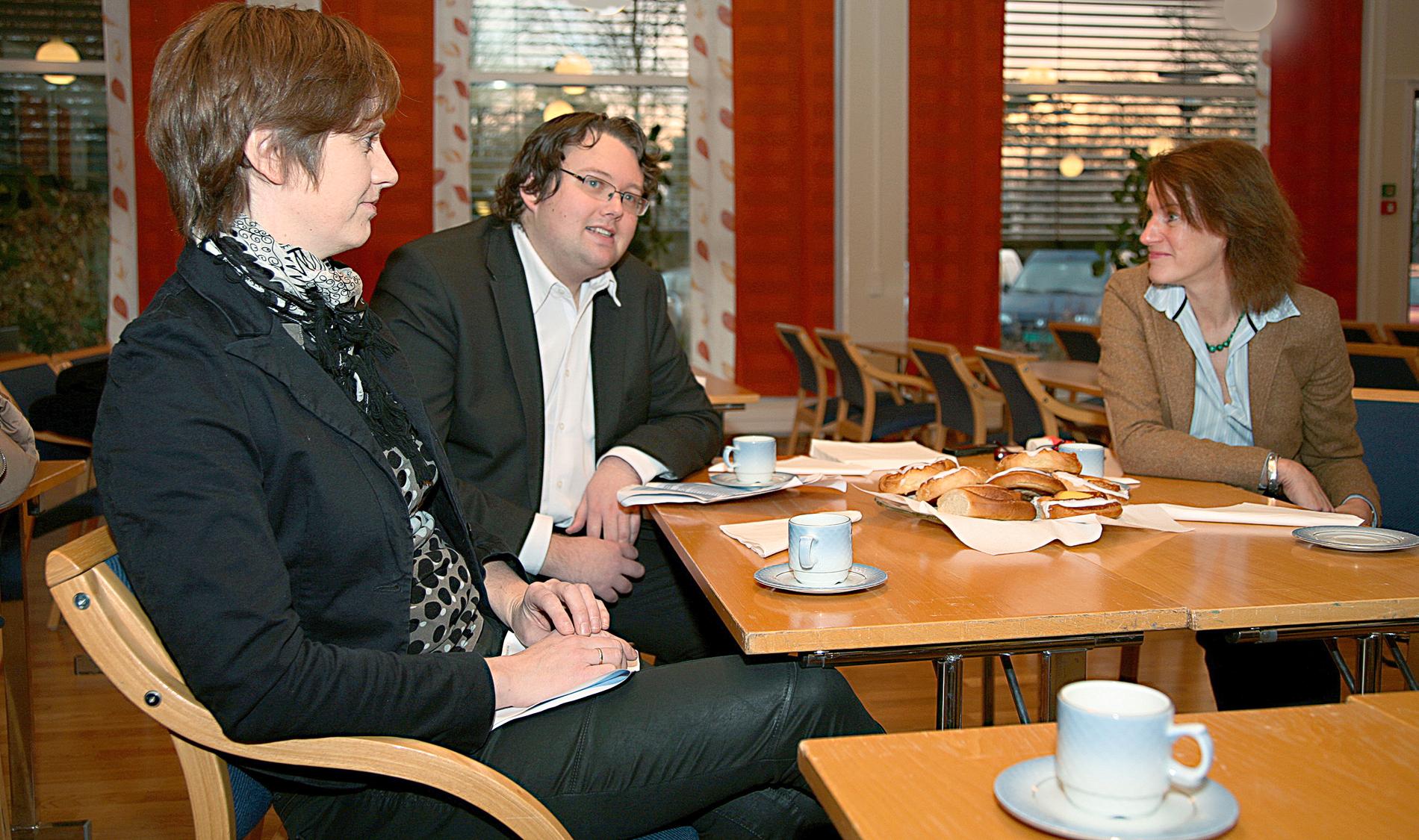 MILDE GAVER: Kjersti Toppe (Sp, til v.) og Dag Ole Teigen (Ap) hadde med seg løfter om millioner til Bettina Husebø. FOTO: Rune Berentsen