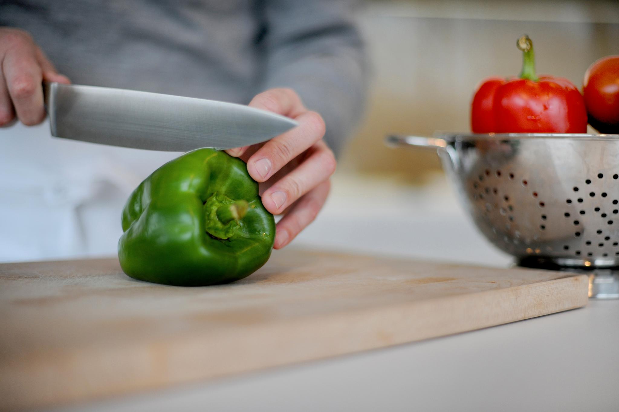 En undersøkelse om nordiske spisevaner viser at menn i større grad lager mat enn før. Foto: Frank May / NTB scanpix