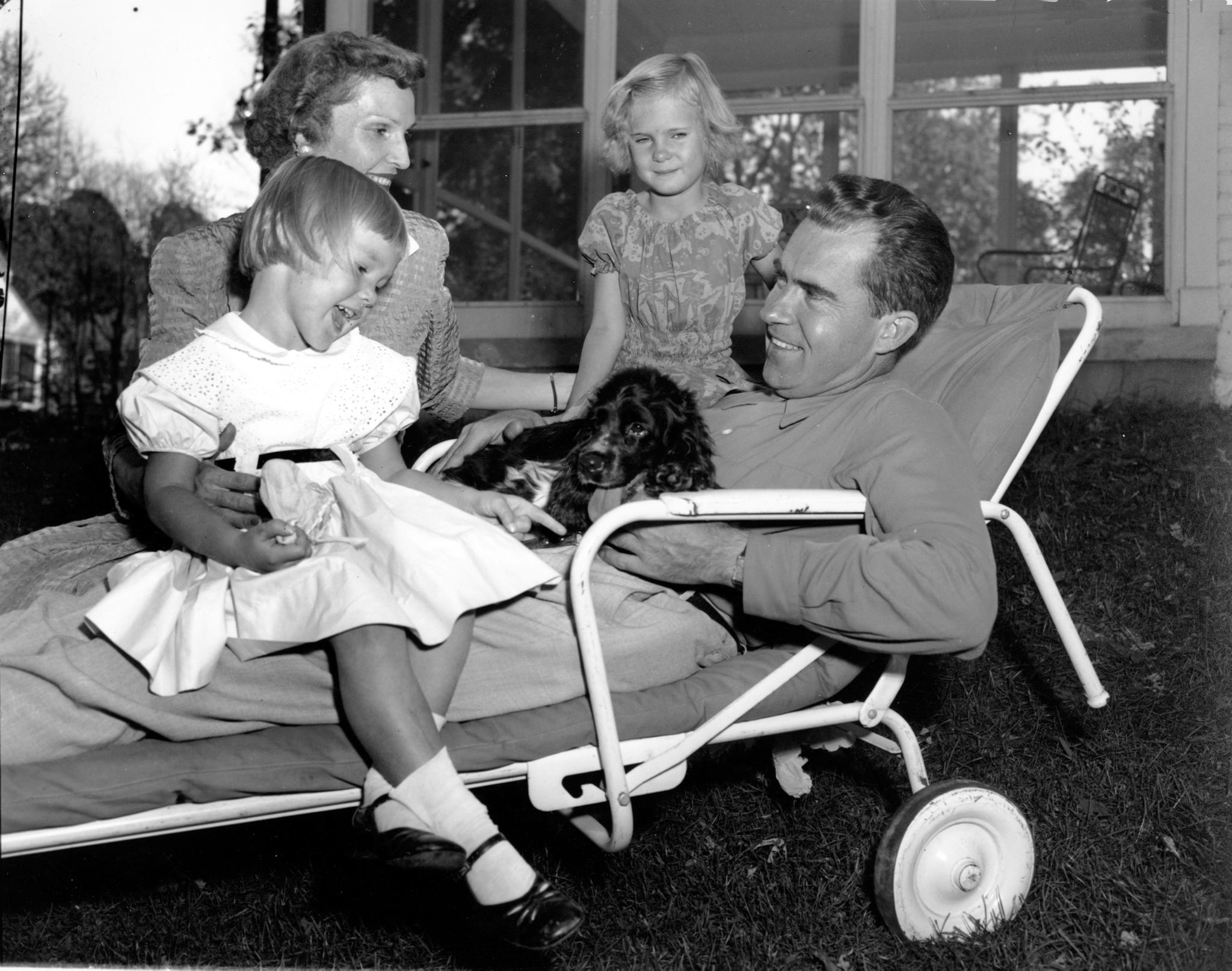 Richard Nixon med Checkers, omgitt av døtrene Julie og Patricia, samt kona Pat Nixon.