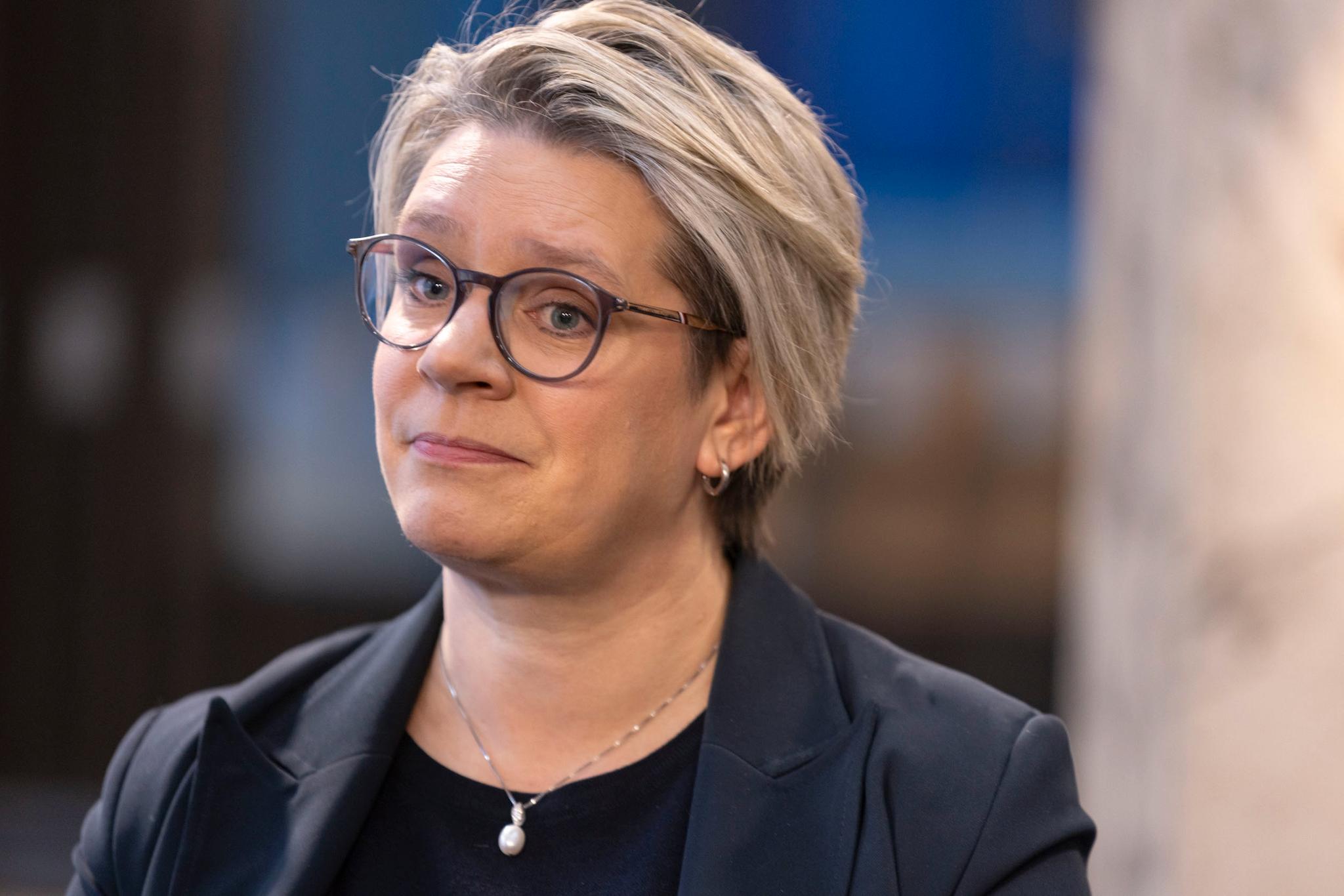 Kjære regjering og arbeids- og inkluderingsminister Marte Mjøs Persen (Ap) (på bildet): Hvordan skal jeg betale for brillene mine? spør debattanten. 