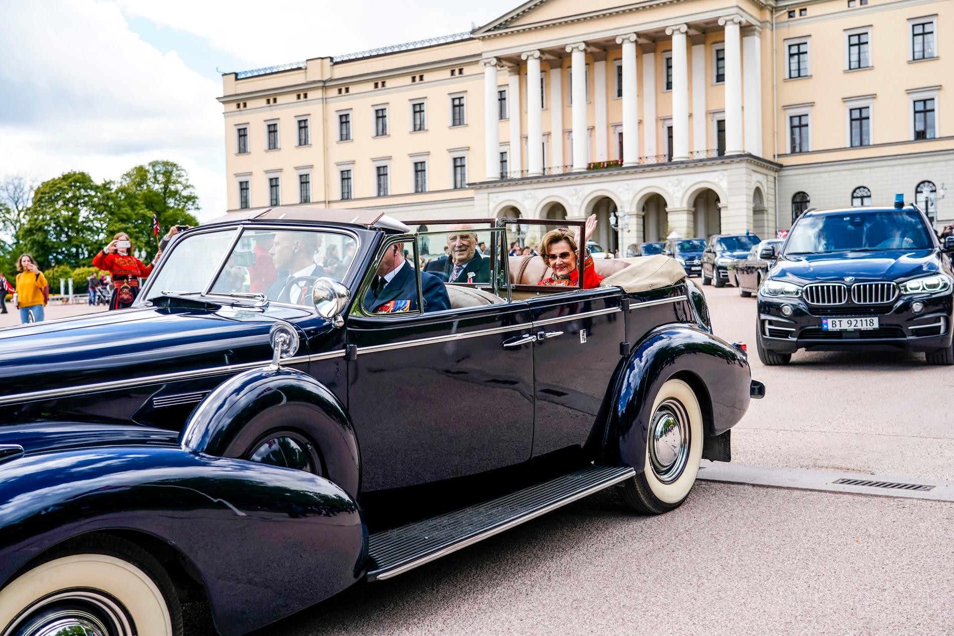 Kongeparet forlater Slottsplassen i åpen bil under 17. mai-feiringen i fjor. Nasjonaldagen ble feiret på en ny og annerledes måte på grunn av koronapandemien. 