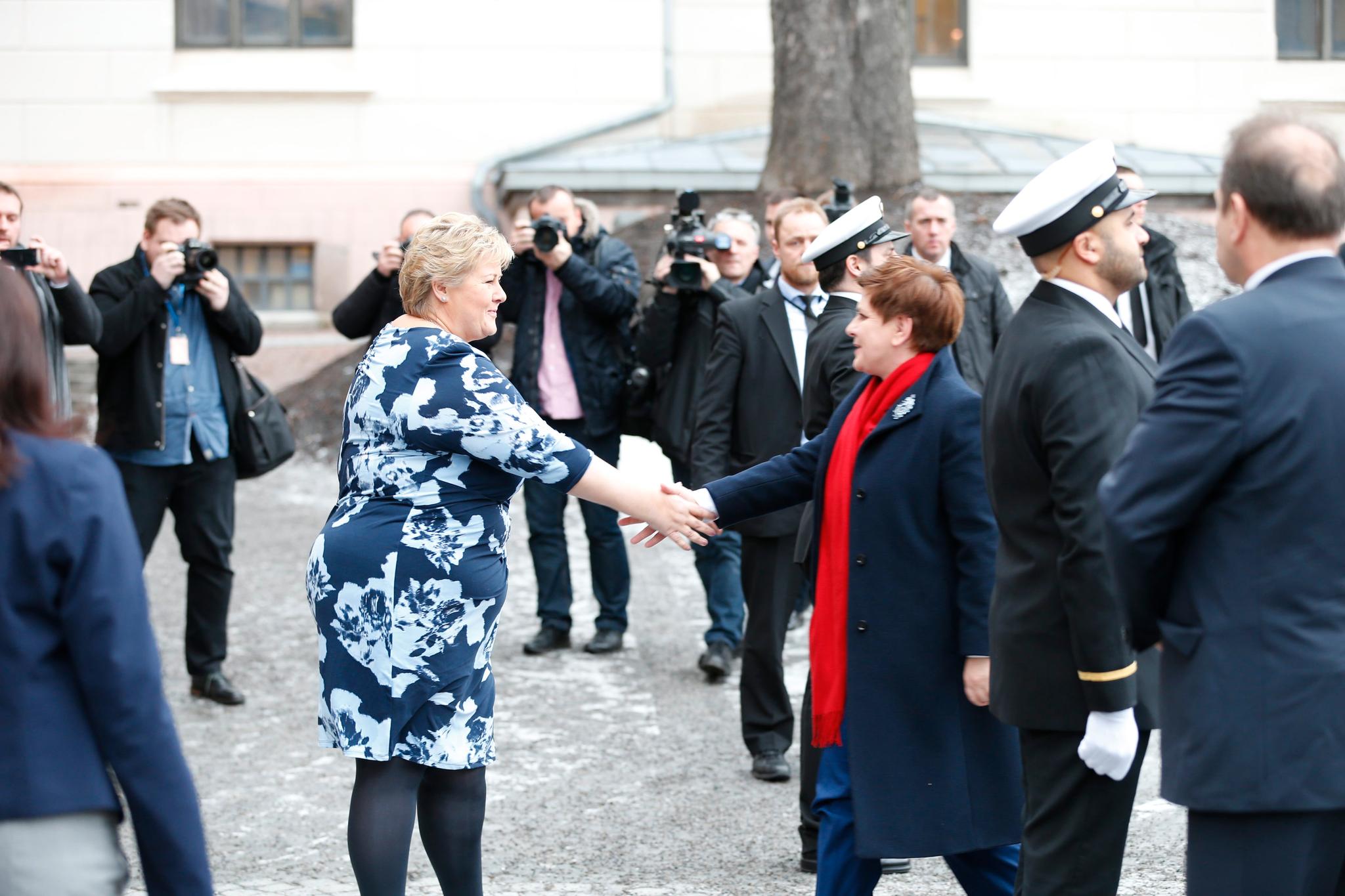 Statsminister Erna Solberg hilser på Polens statsminister Beata Szydlo. Bildet ble tatt i forbindelse med et besøk i Oslo i februar i fjor. Foto: Gorm Kallestad / NTB scanpix