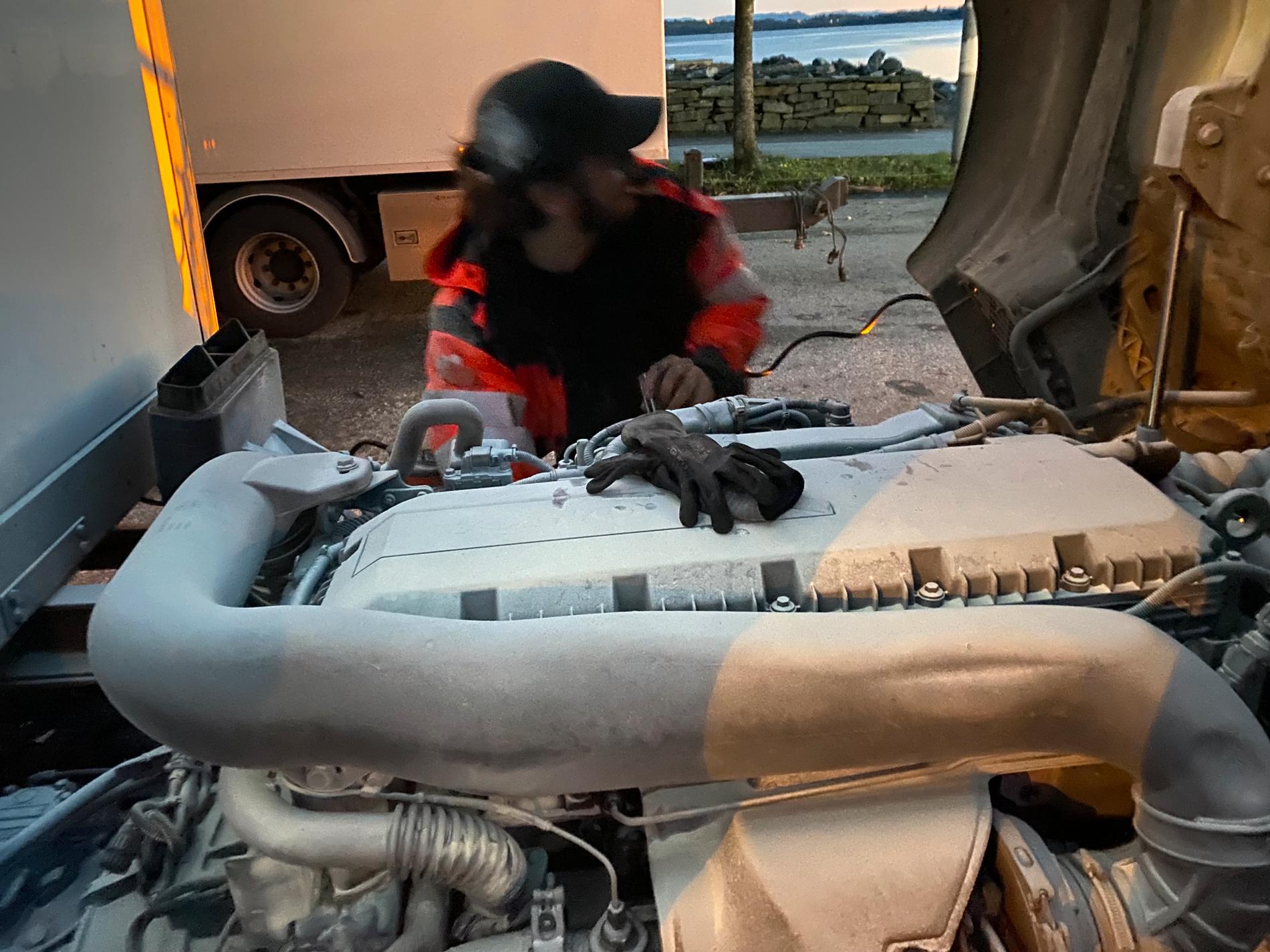 Simen Rye frå Viking Redningstjeneste i gang med å undersøkja motoren.|Bilen, som tilhøyrer Renovasjonen,  blir truleg slept til Stavanger.||