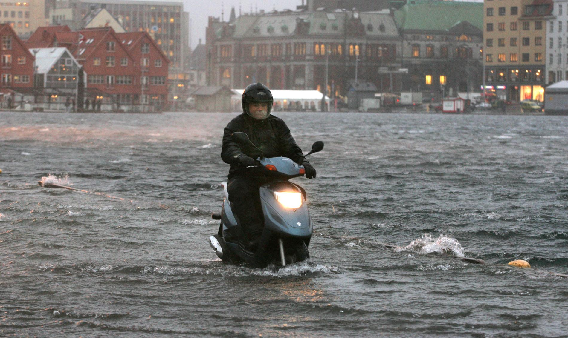 FIKSET DET: Roy Arthur Høyvik trosset stormen og kjørte over Bryggen med scooteren sin i 2005.