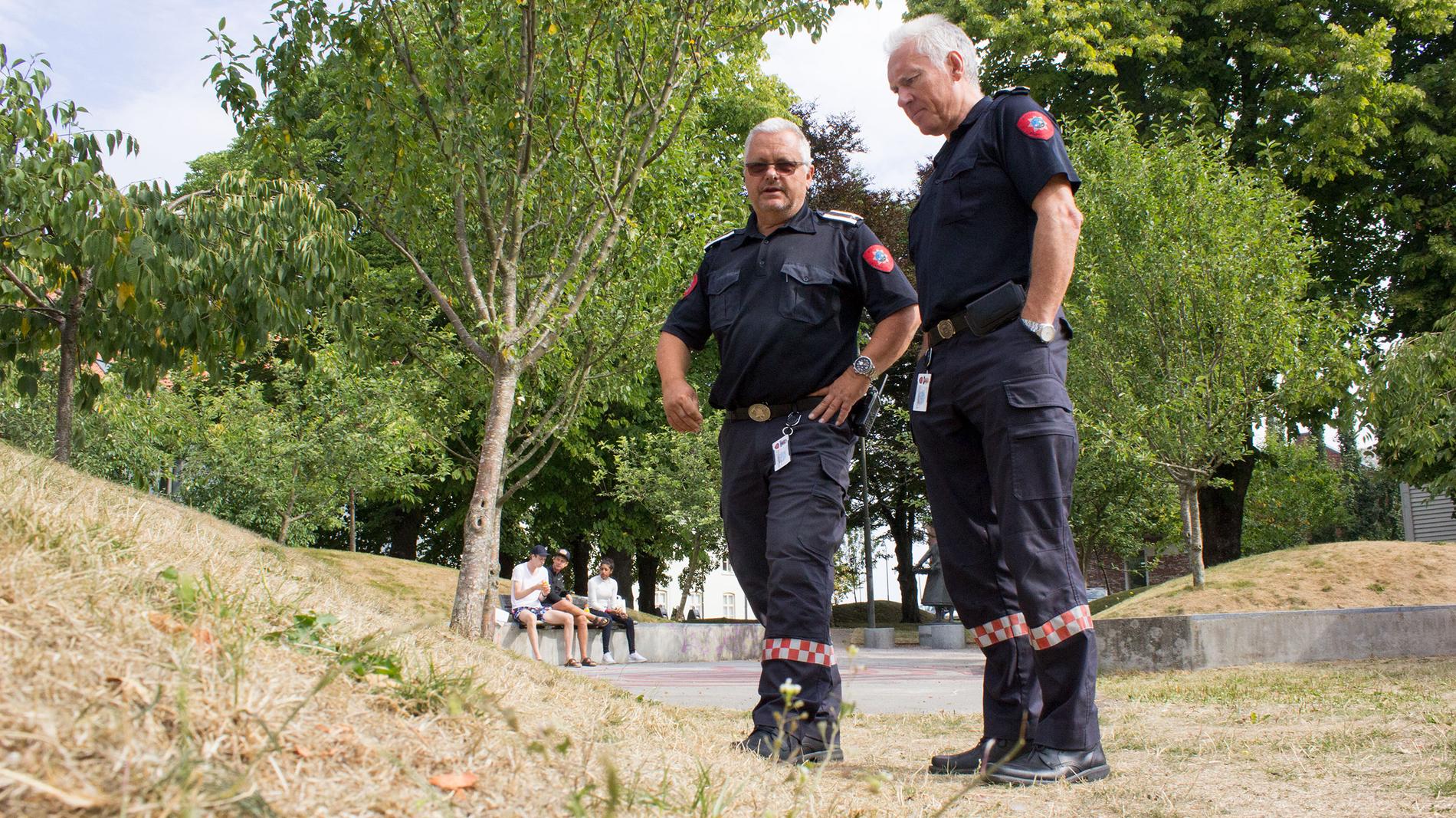  Seksjonsleder ved forebyggende avdeling Rune Håland (t.v.) og branninspektør Rolf Dyrland-Olsen har aldri opplevd lignende tørke som nå. De er glade for at arrangøren gjør Lervigtunet park røykfri på grunn av den store brannfaren. 