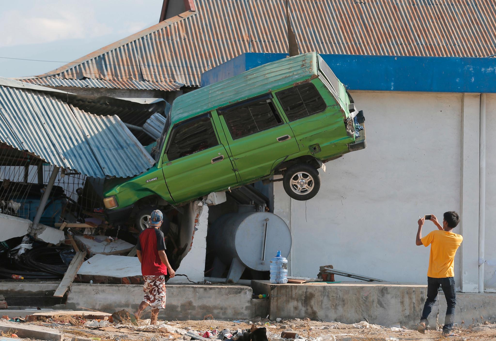 En bil sitter fast i en bygning i Talise Beach etter at den ble tatt at tsunamien.