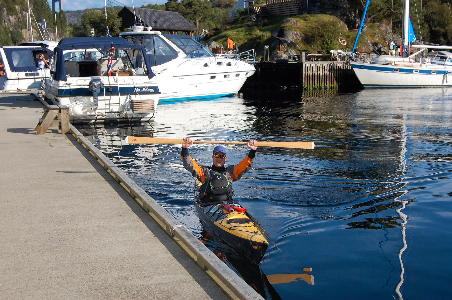 Sliten, men fornøyd: Deltaker Morten Hatland ankommer mål etter å ha padlet 60 kilometer på to dager. 