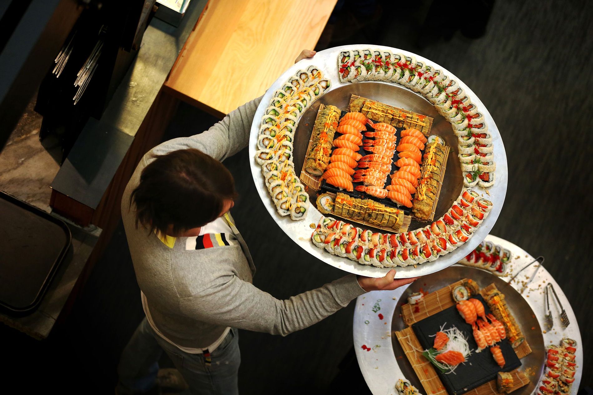 Sabrura spesialiserer seg på sushi- og sticks-buffet, men har på grunn av koronautbruddet erstattet dette med en større à la carte-meny. 