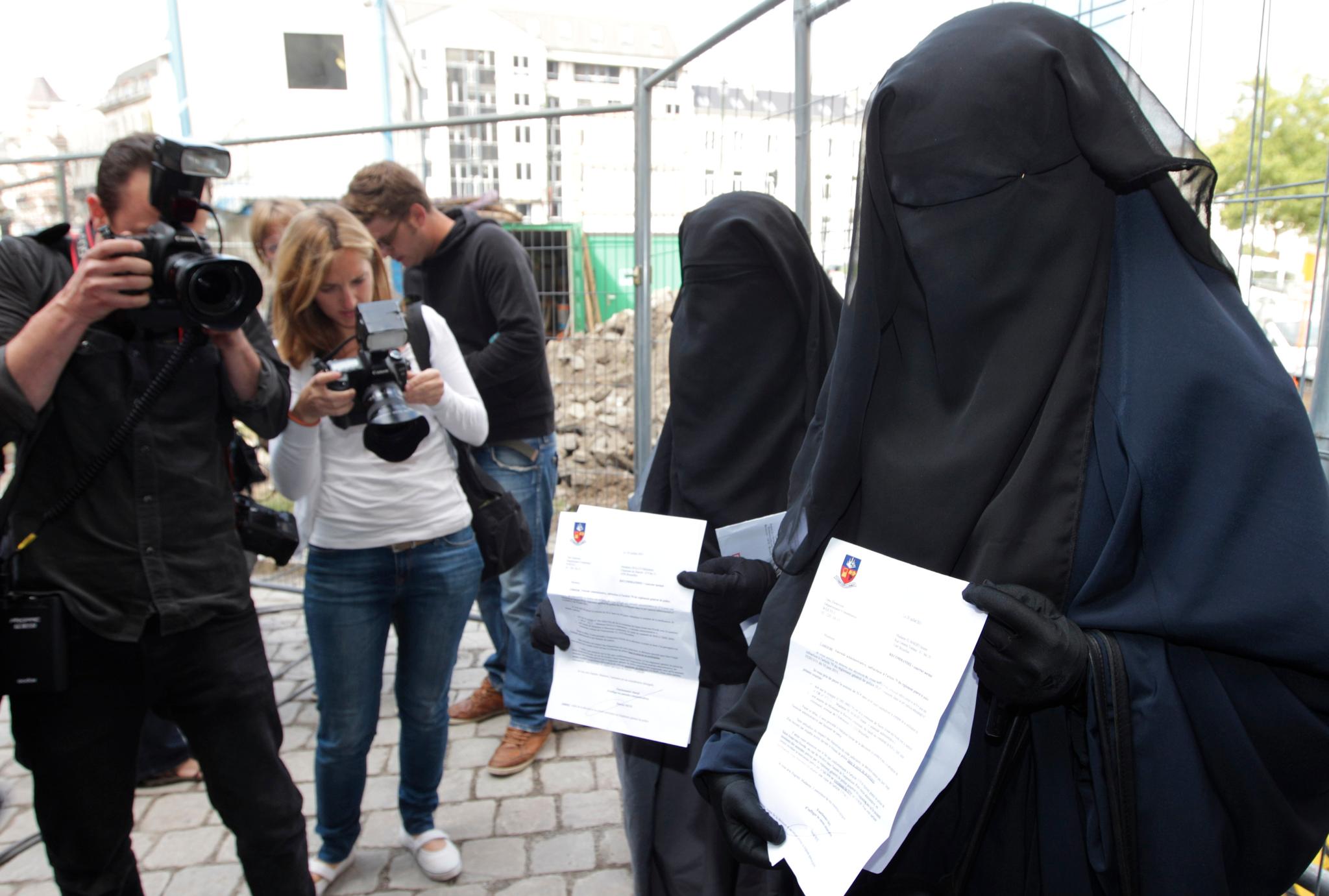 I 2011 ble to søstre bøtelagt for å ha brukt ansiktsdekkende plass i offentligheten i Frankrike. Nå mener FNs menneskerettighetskomité at de to søstrene bør få kompensasjon. 
