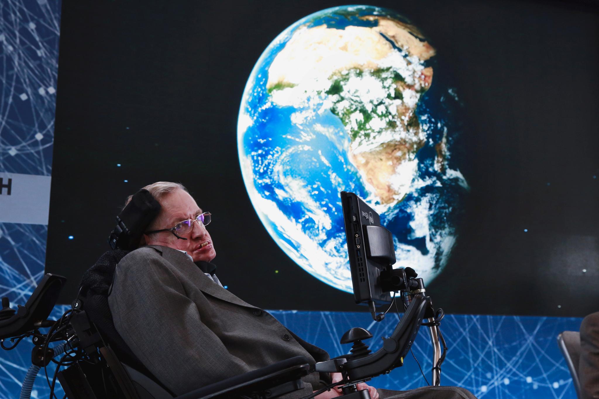 Stephen Hawking gjorde banebrytende oppdagelser av stråling fra sorte hull. Han var også en aktiv forskningsformidler, og solgte millioner av populærvitenskapelige bøker om fysikk.