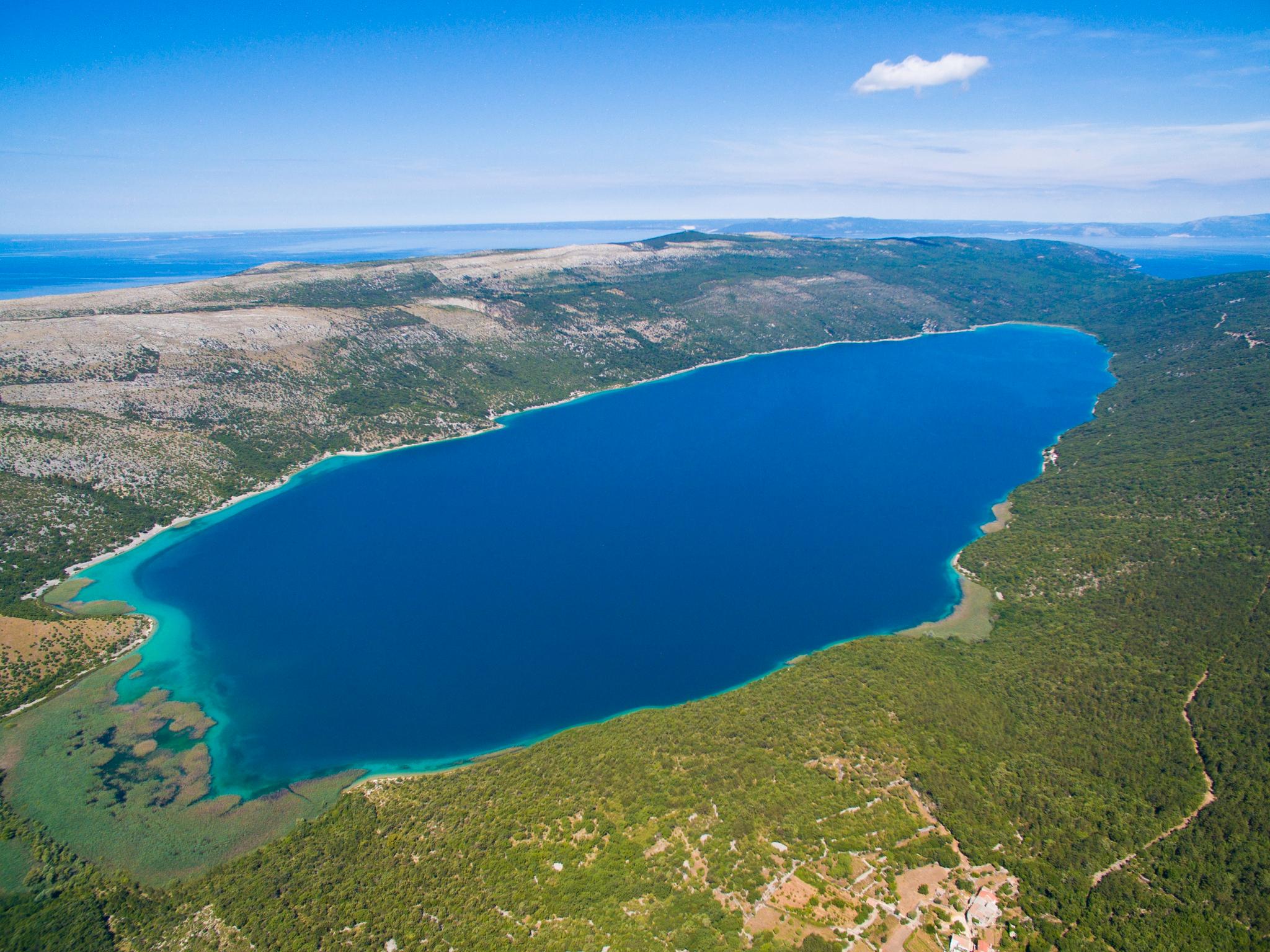 STOR ØY: Cres er en av de største øyene i Kroatia. På øya ligger den store ferskvannsinnsjøen Vrana som gir vann til Cres og naboøya, så her kan en hverken fiske eller svømme. 