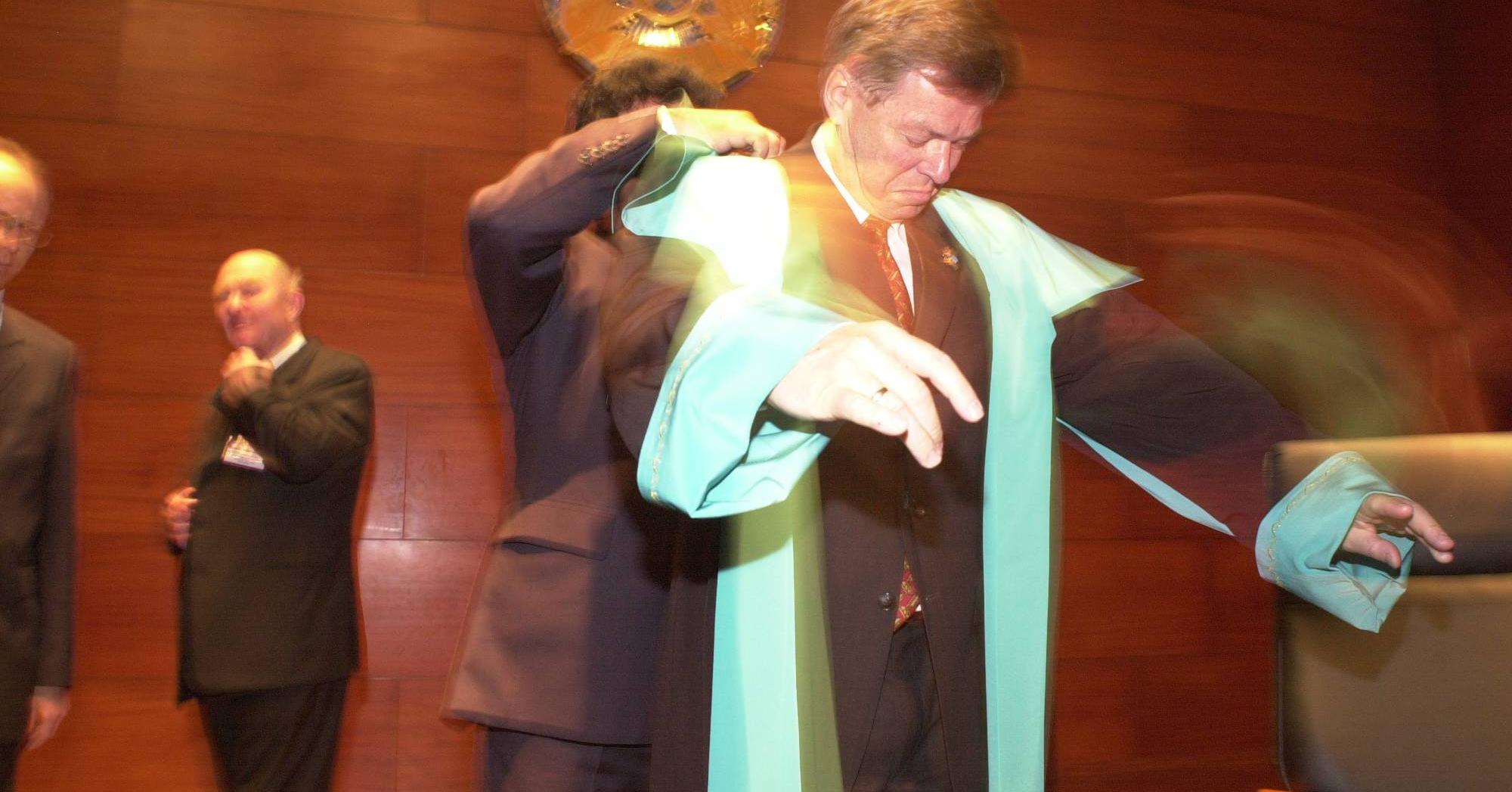 Tidligere statsminister Kjell Magne Bondevik (t.h.) gliste bredt da han ble utnevnt til æresprofessor ved universitetet i Kasakhstans hovedstad i 2004.