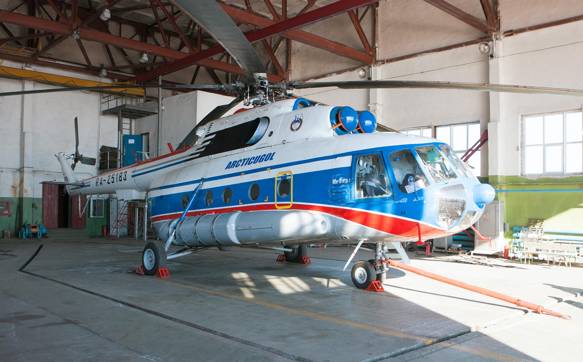 FORSVUNNET: Arkivbilde av det russiske helikopteret som trolig har styrtet i havet ved Barentsburg på Svalbard med åtte personer om bord. Foreløpig er det ikke funnet spor etter maskinen. Bildet er tatt i hangaren på den russiske helikopterbasen Kap Heer ved Barentsburg. 